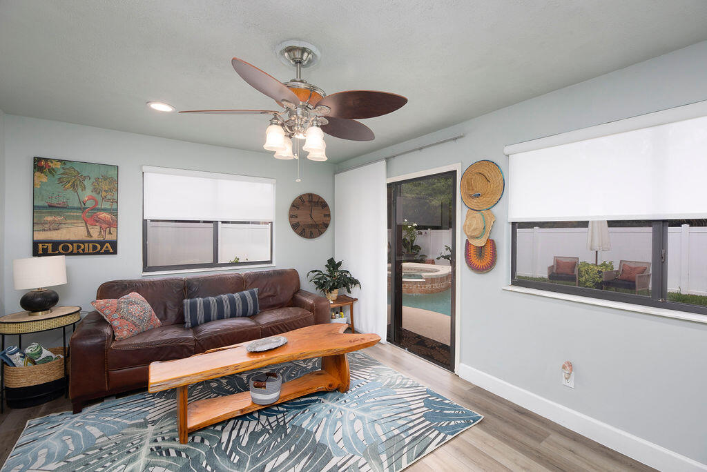 801 NE Zebrina Senda