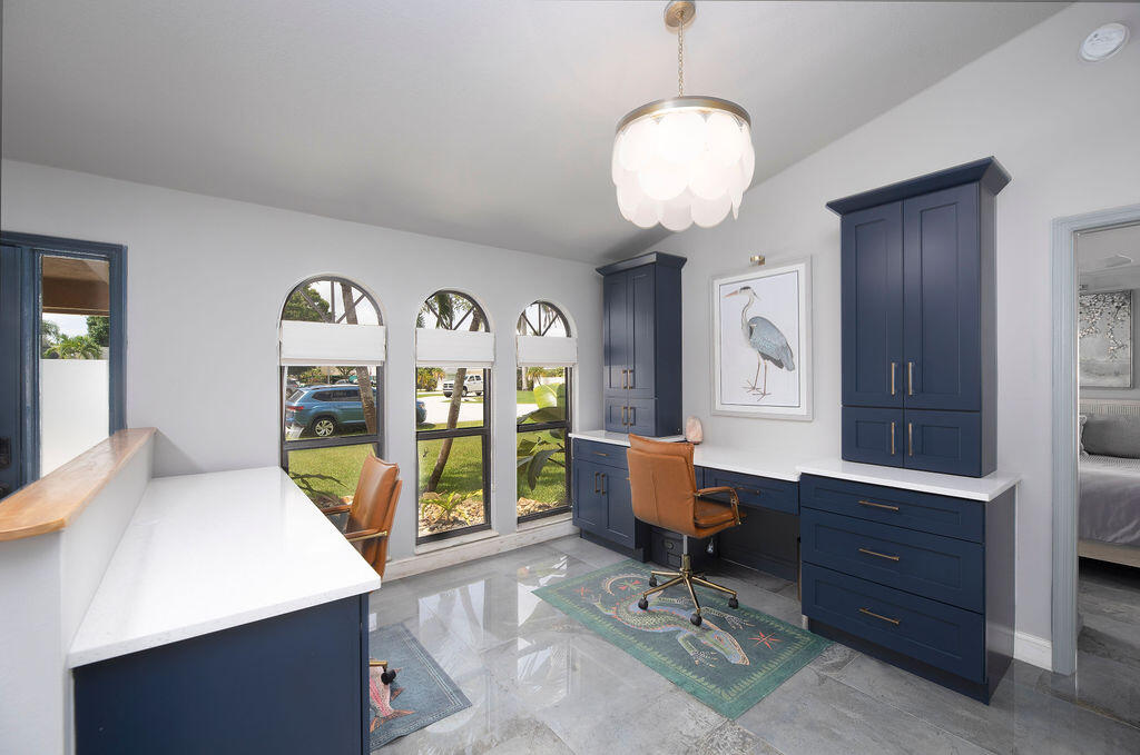 801 NE Zebrina Senda