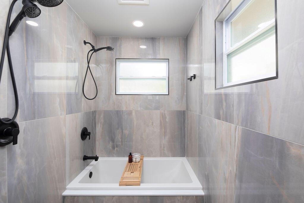 801 NE Zebrina Senda