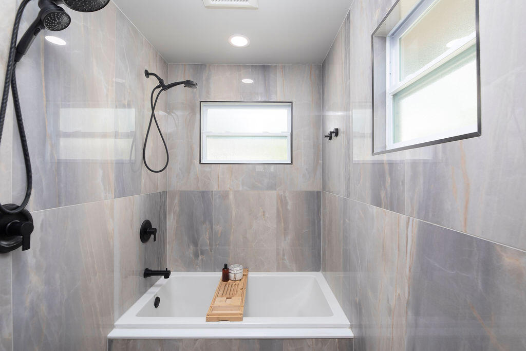 801 NE Zebrina Senda