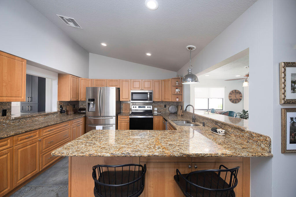 801 NE Zebrina Senda