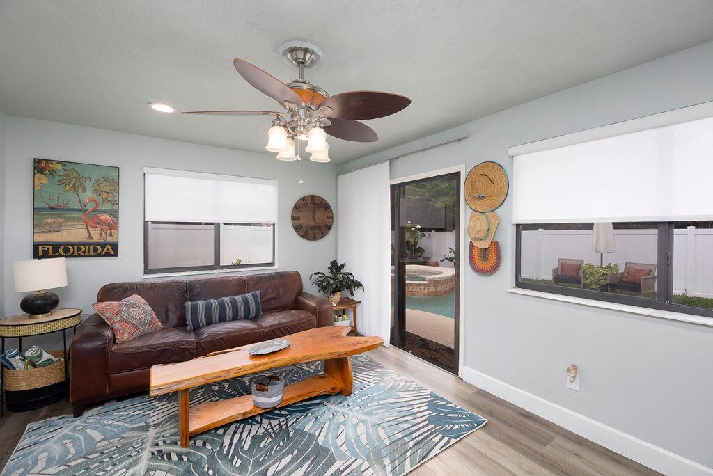 801 NE Zebrina Senda