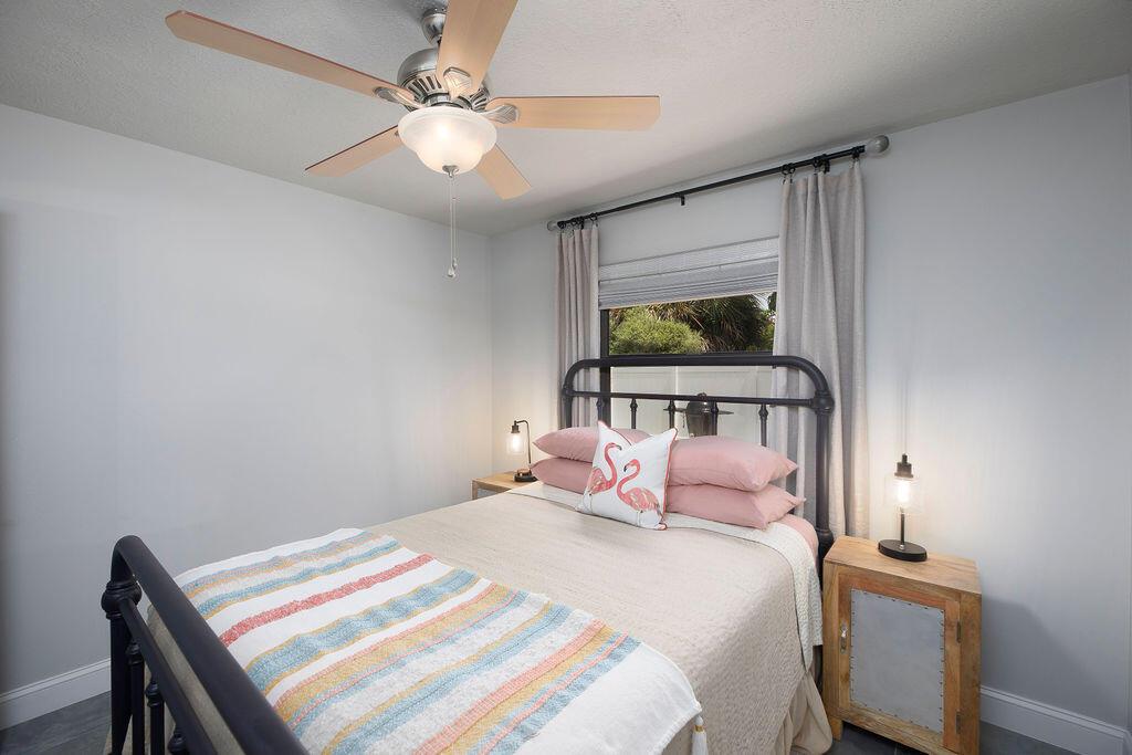 801 NE Zebrina Senda