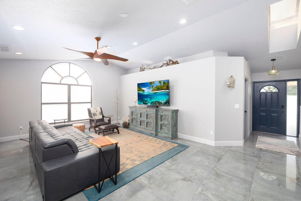 801 NE Zebrina Senda