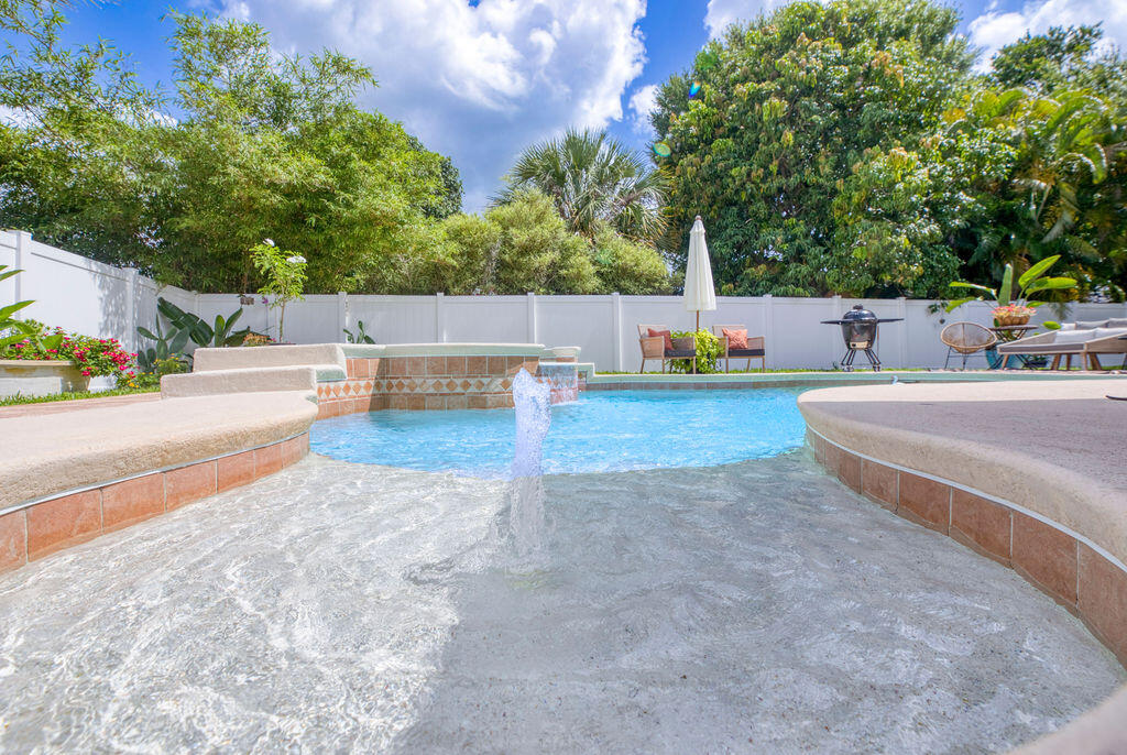 801 NE Zebrina Senda