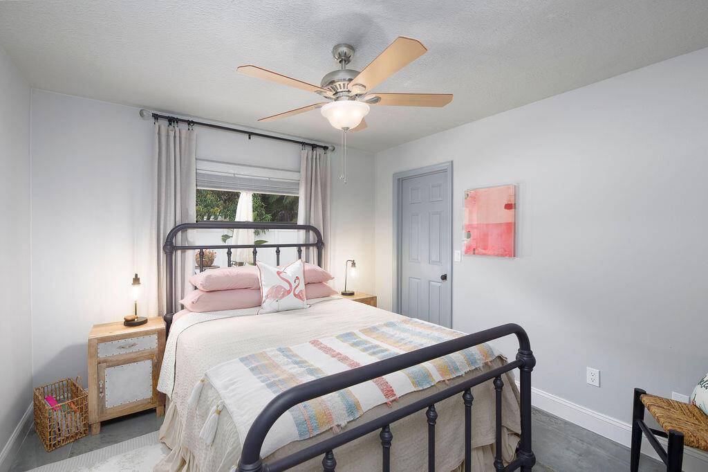 801 NE Zebrina Senda