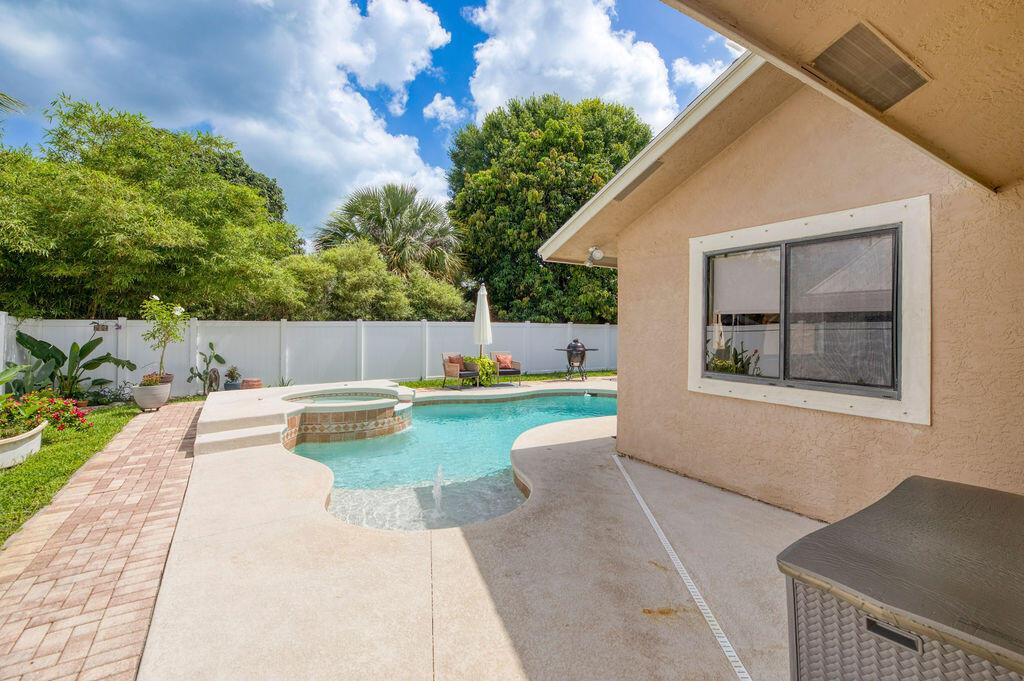 801 NE Zebrina Senda