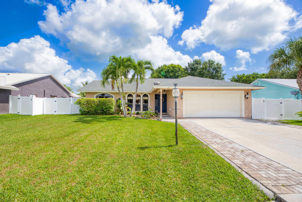 801 NE Zebrina Senda