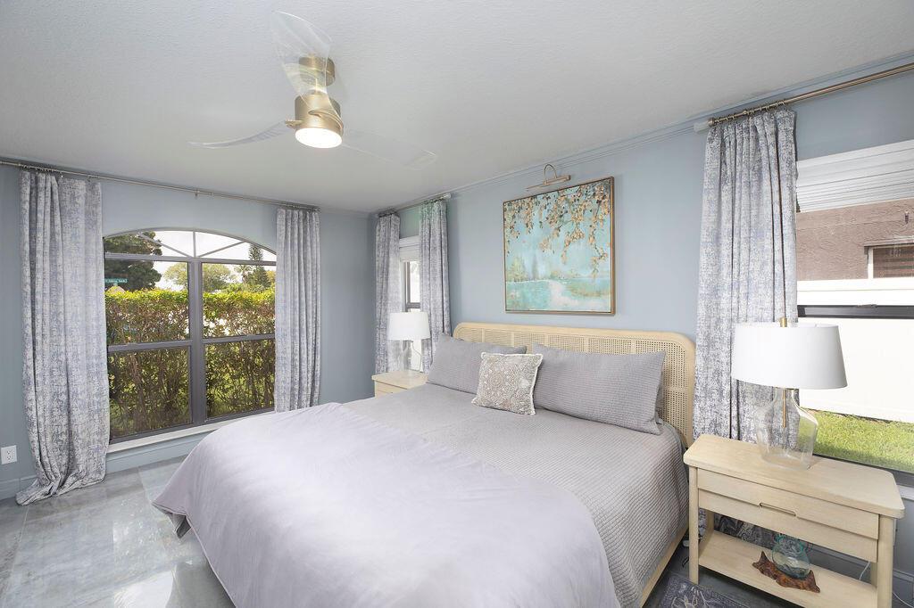 801 NE Zebrina Senda