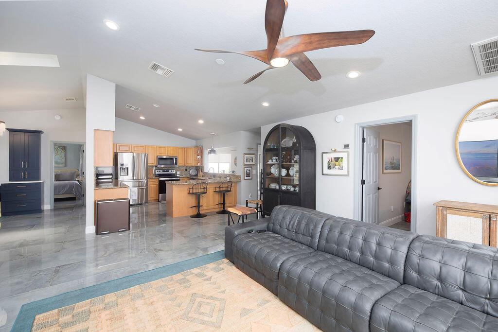 801 NE Zebrina Senda