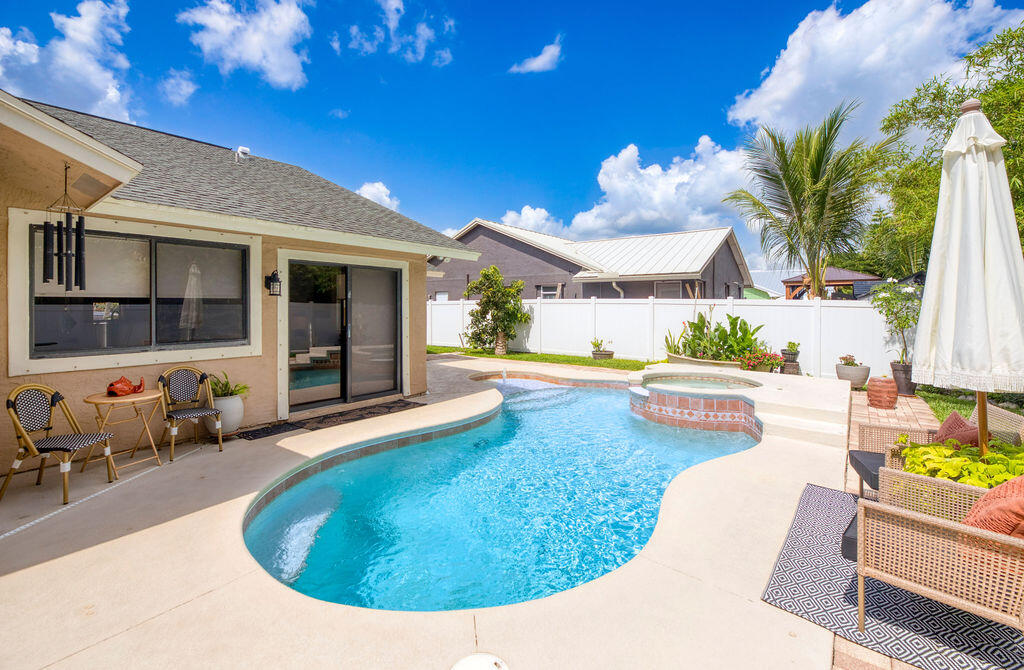 801 NE Zebrina Senda