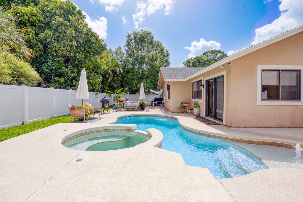 801 NE Zebrina Senda