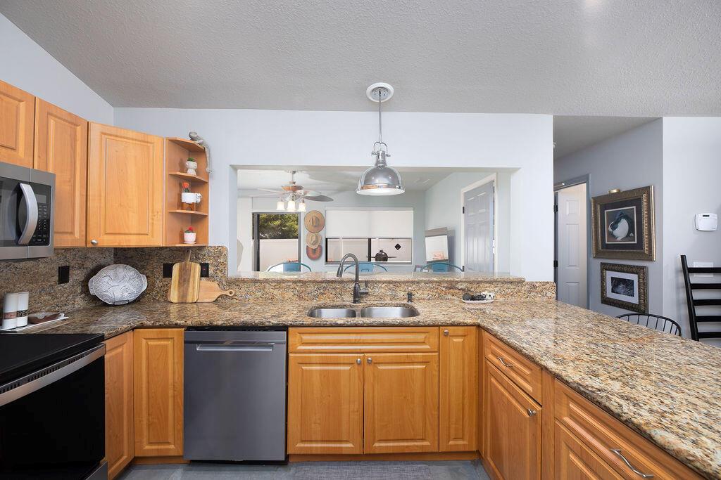 801 NE Zebrina Senda