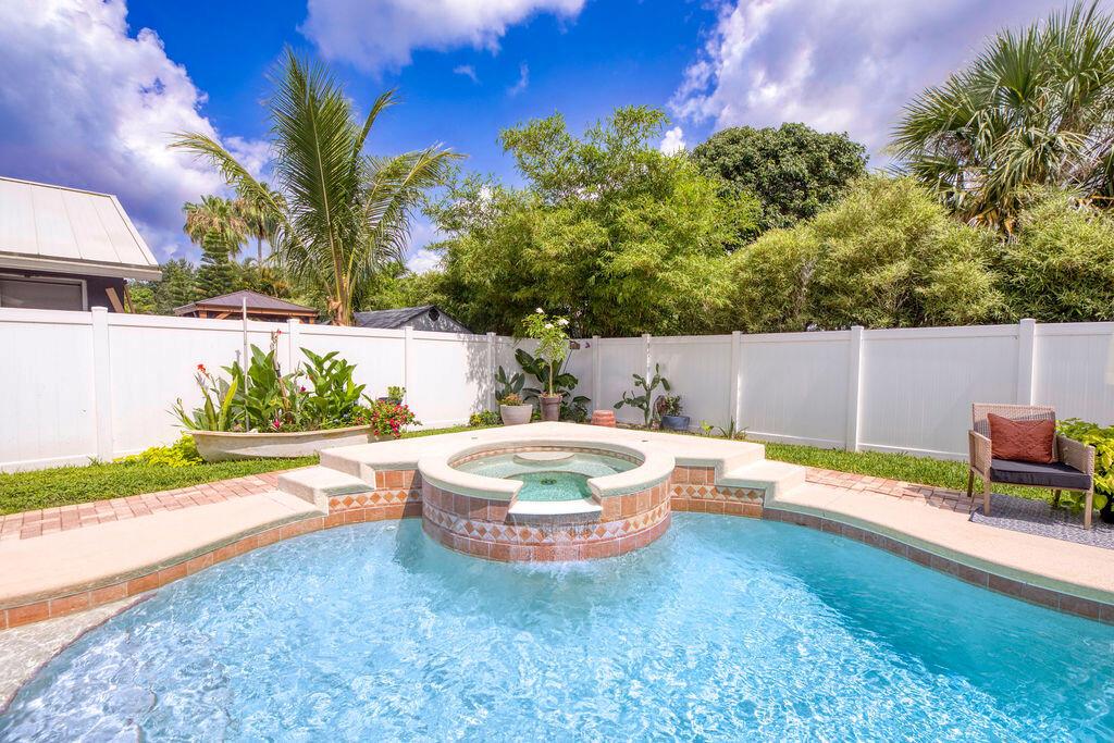 801 NE Zebrina Senda