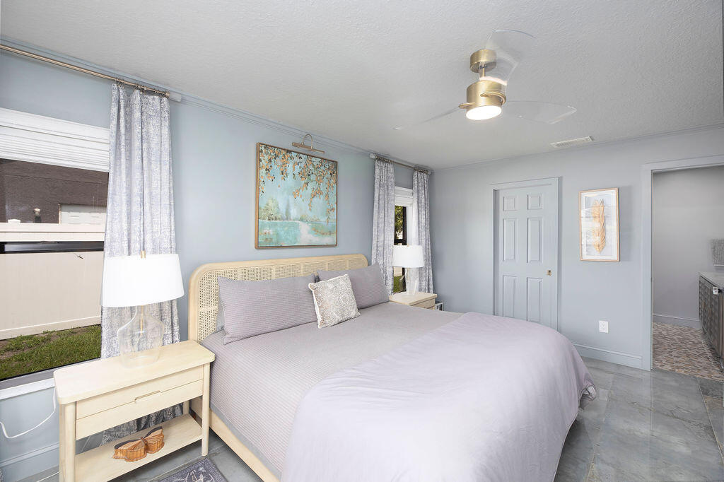 801 NE Zebrina Senda