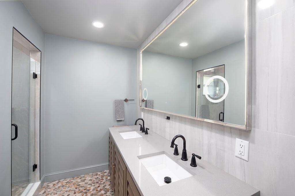 801 NE Zebrina Senda