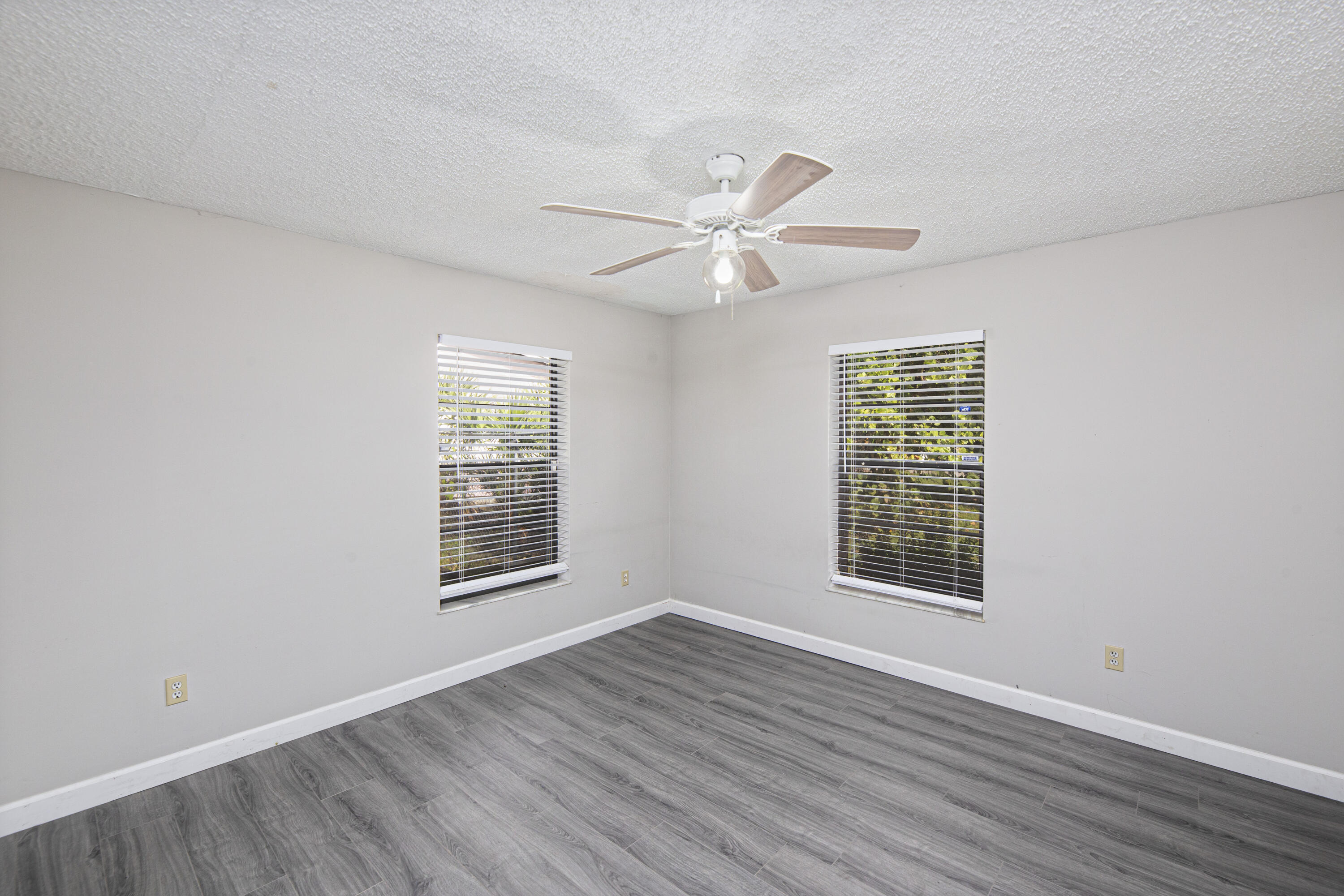 183 SW Airview Avenue