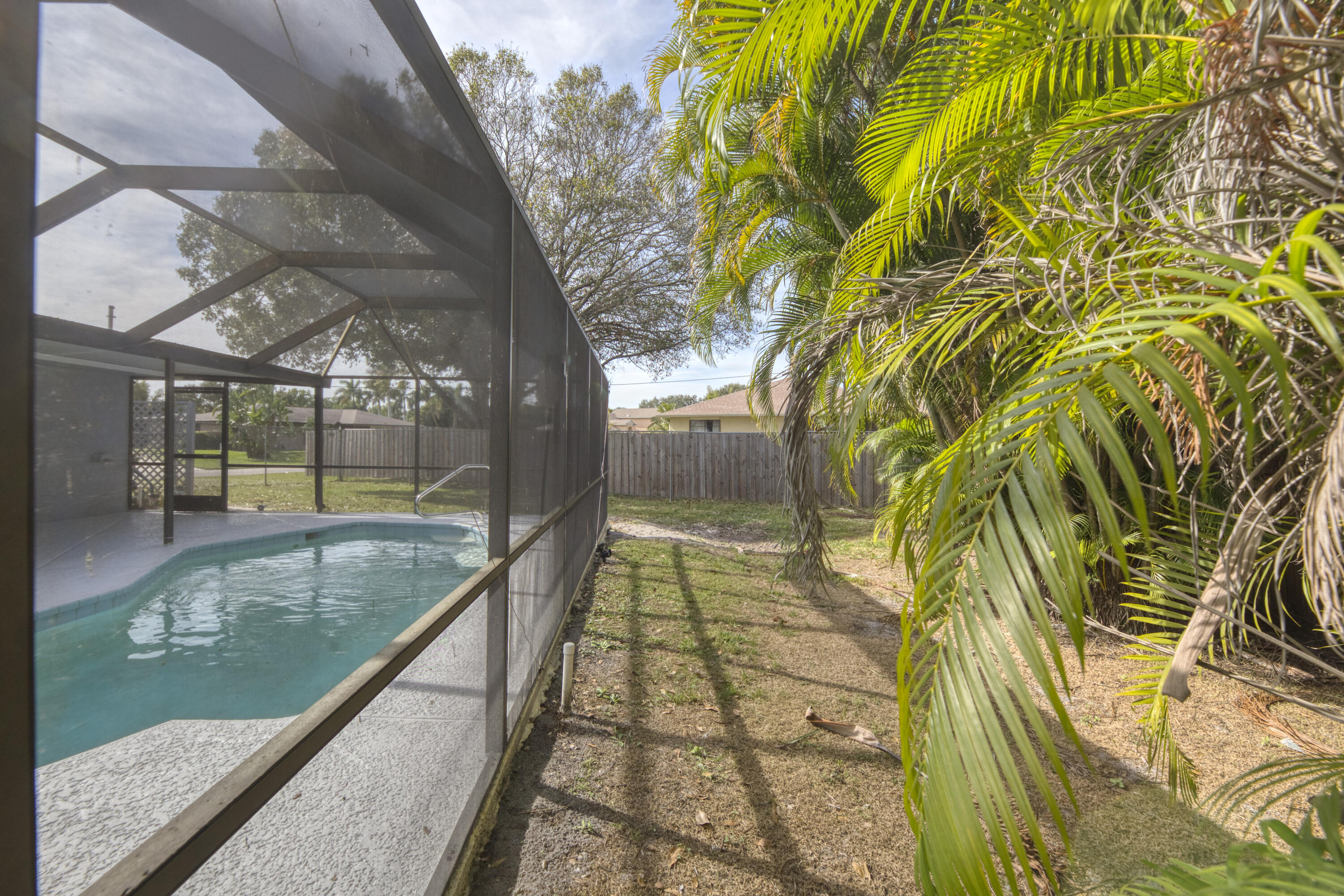 183 SW Airview Avenue