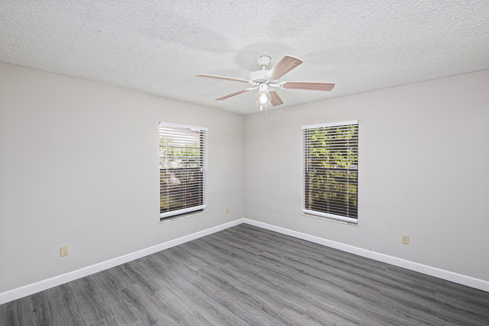 183 SW Airview Avenue