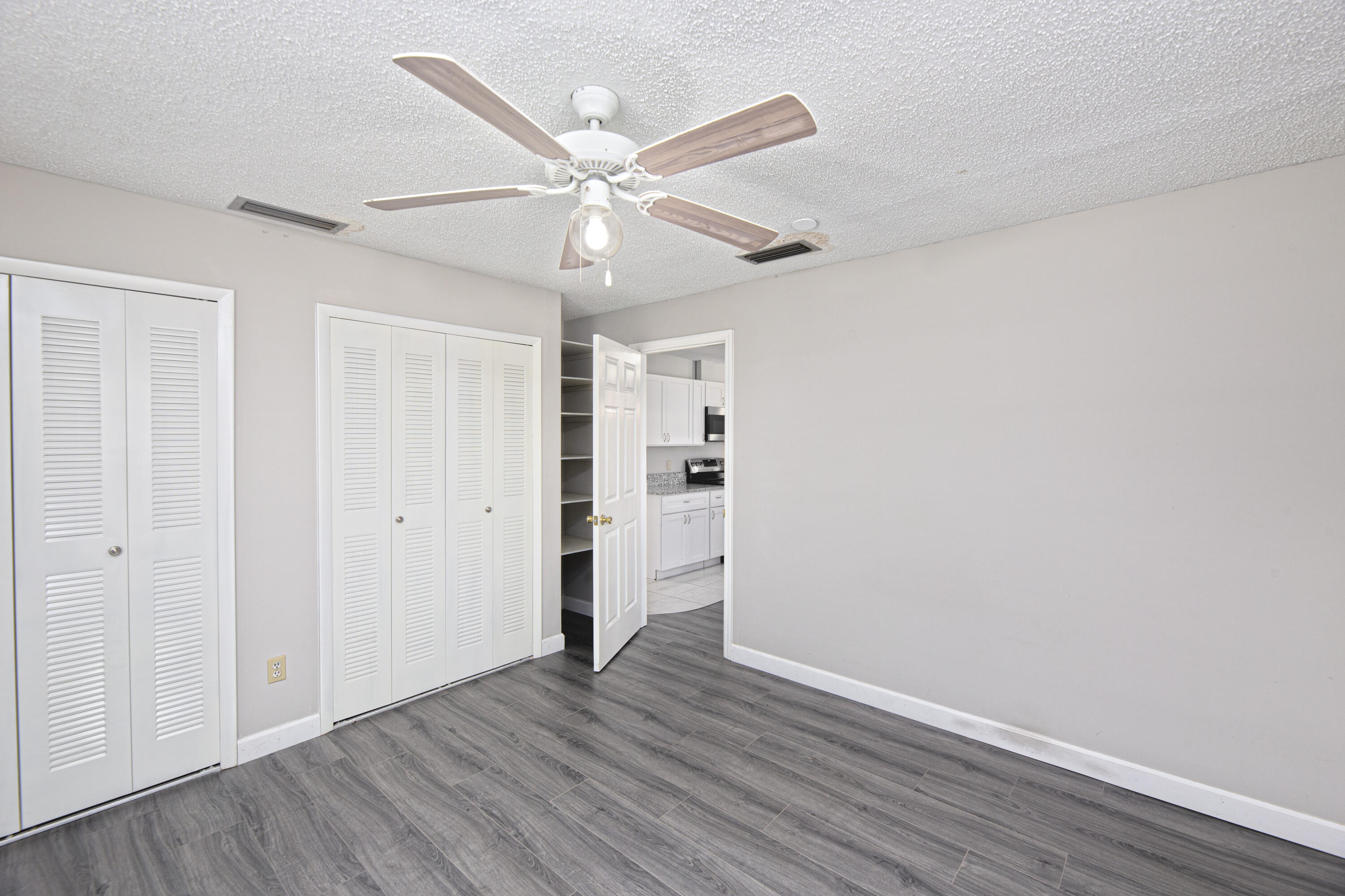 183 SW Airview Avenue