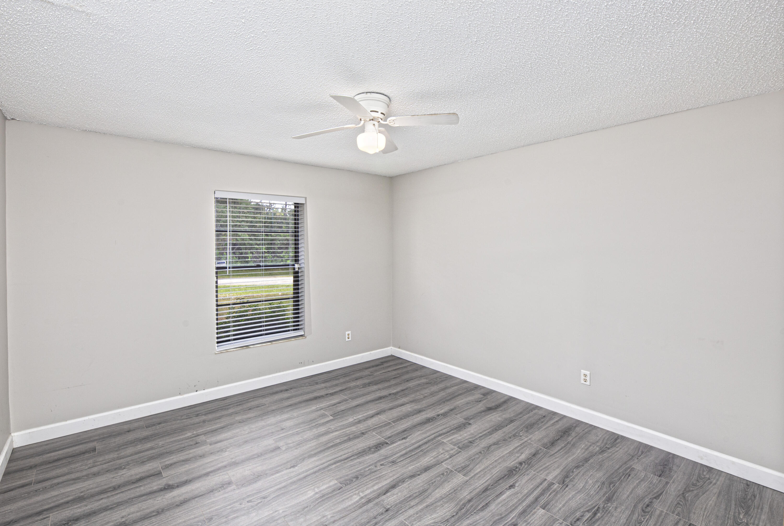 183 SW Airview Avenue