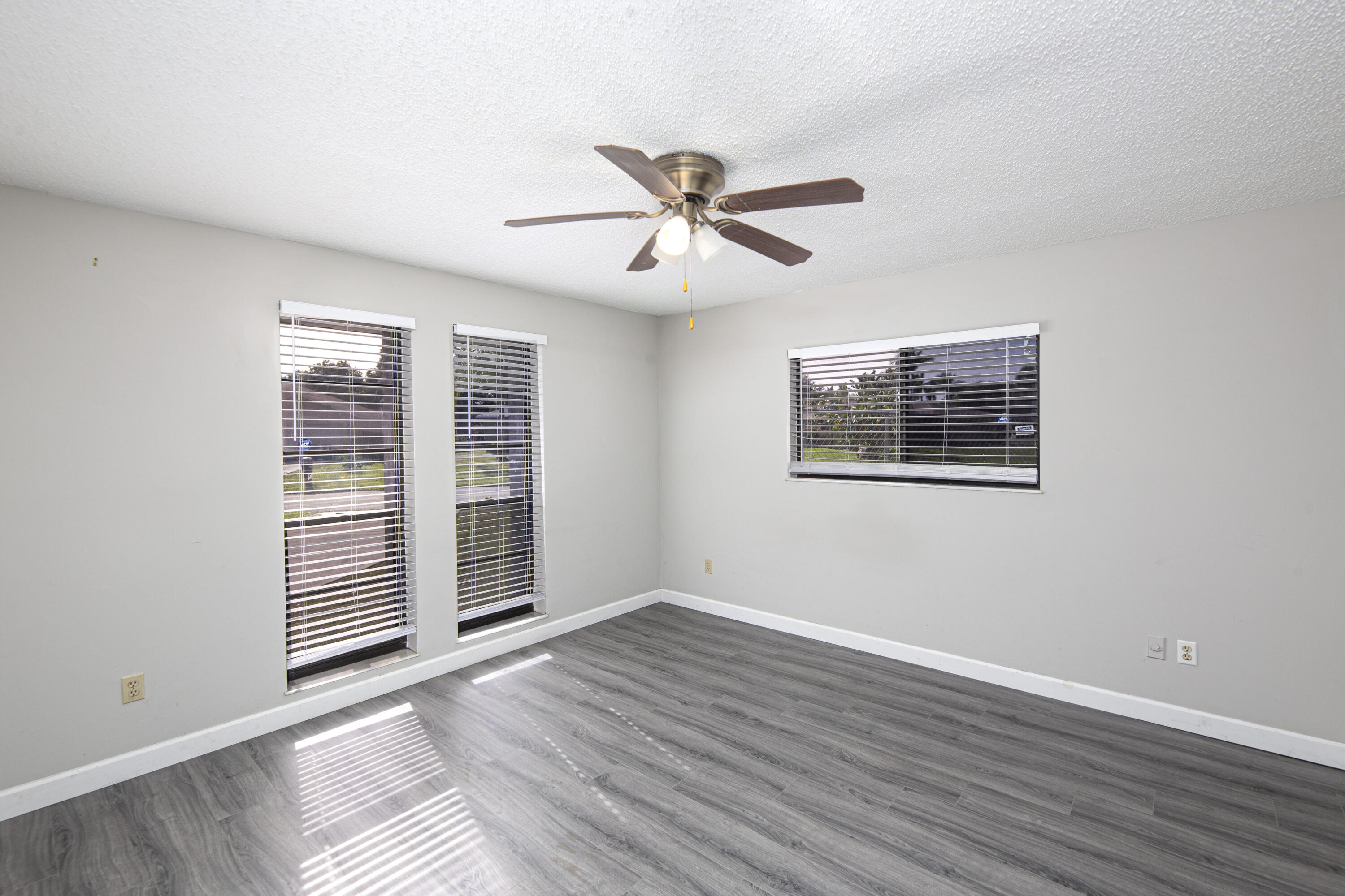 183 SW Airview Avenue