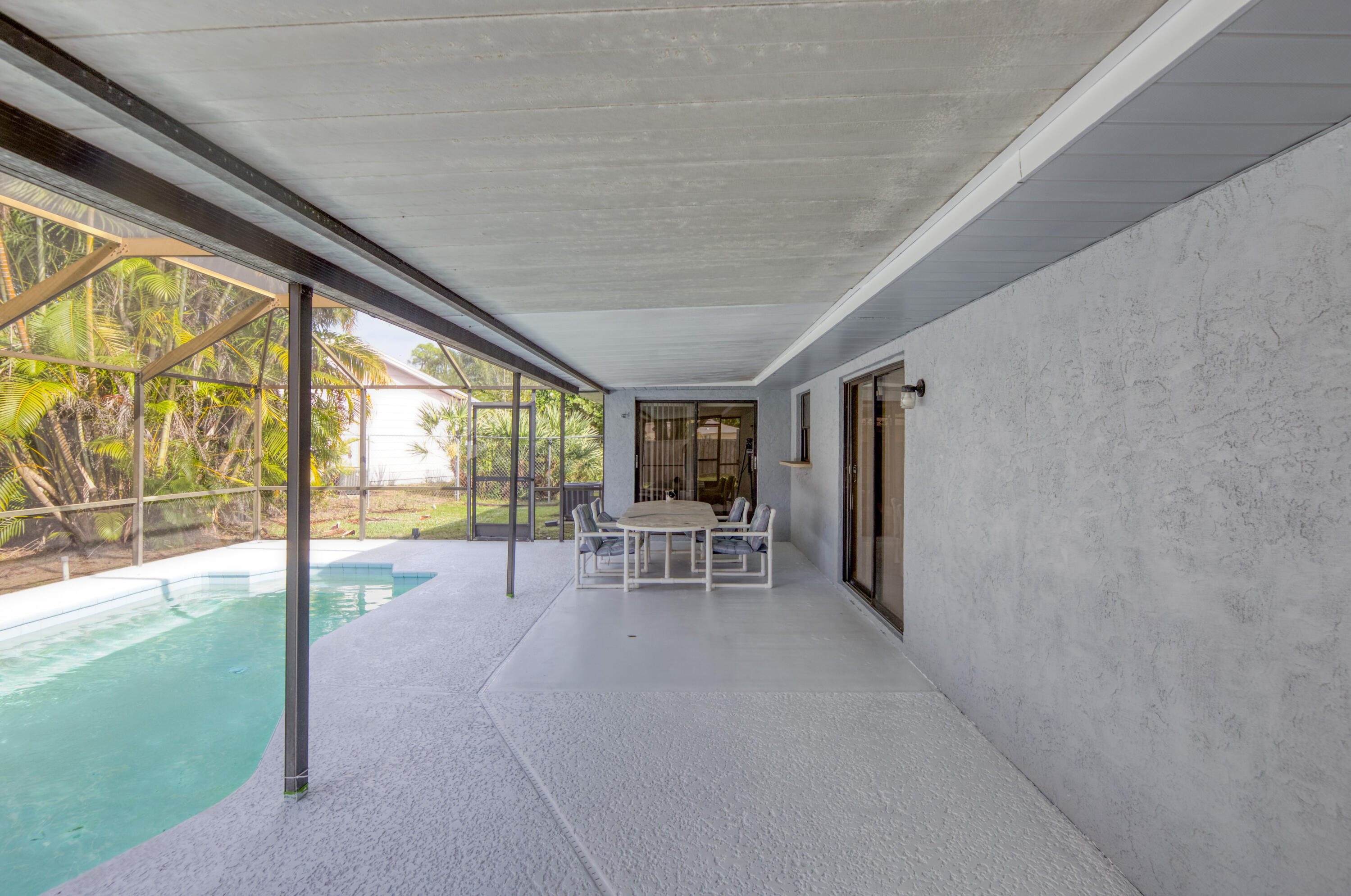 183 SW Airview Avenue