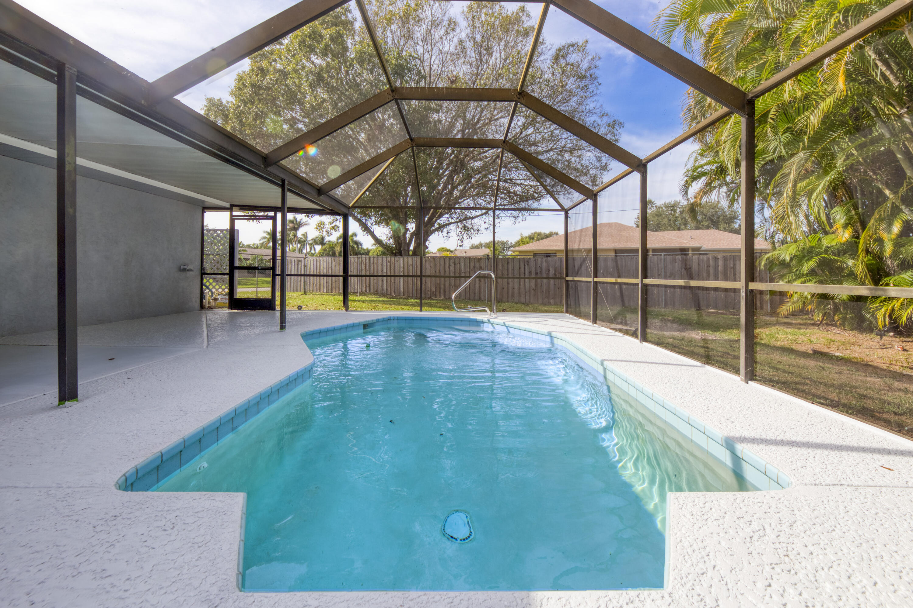 183 SW Airview Avenue