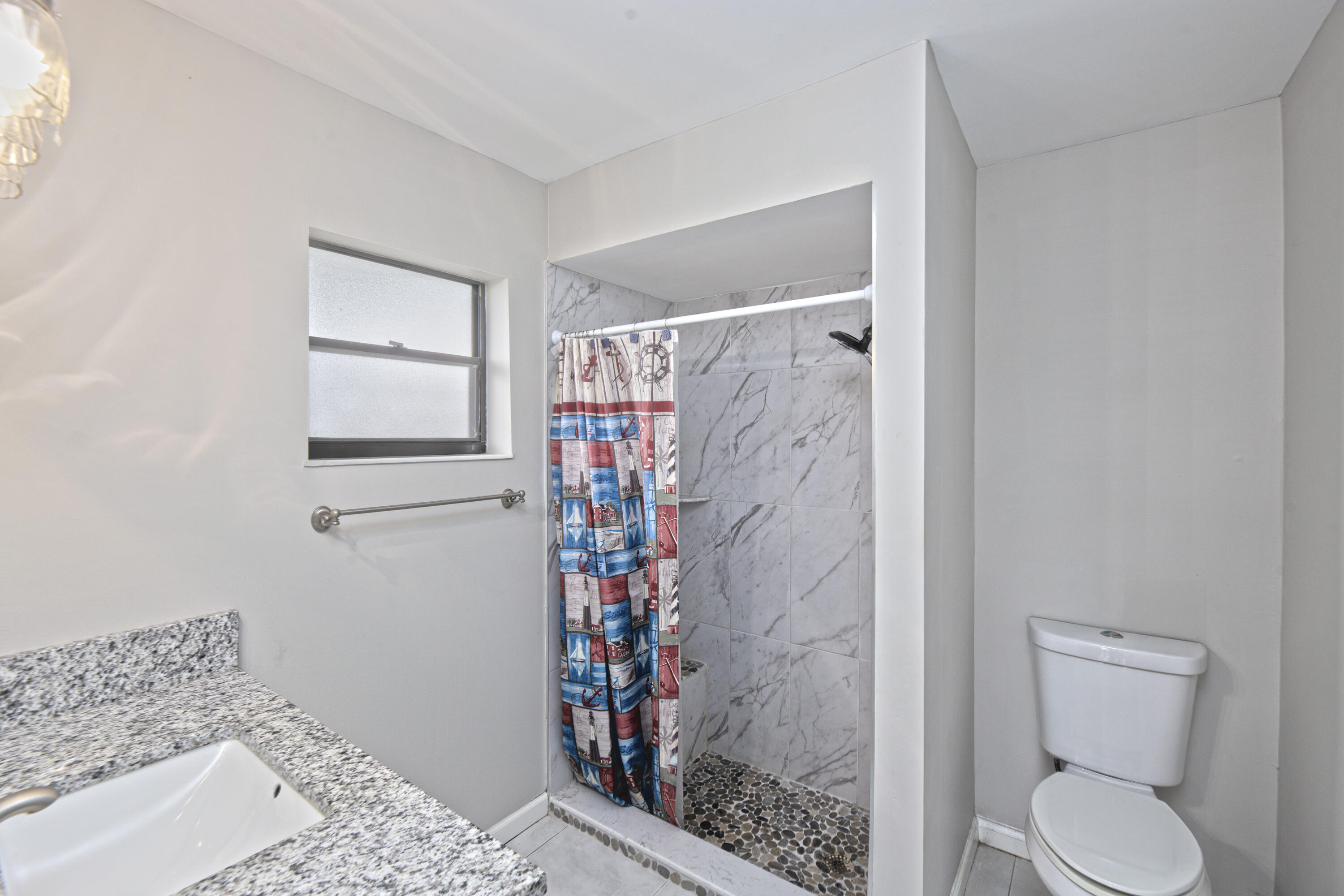 183 SW Airview Avenue