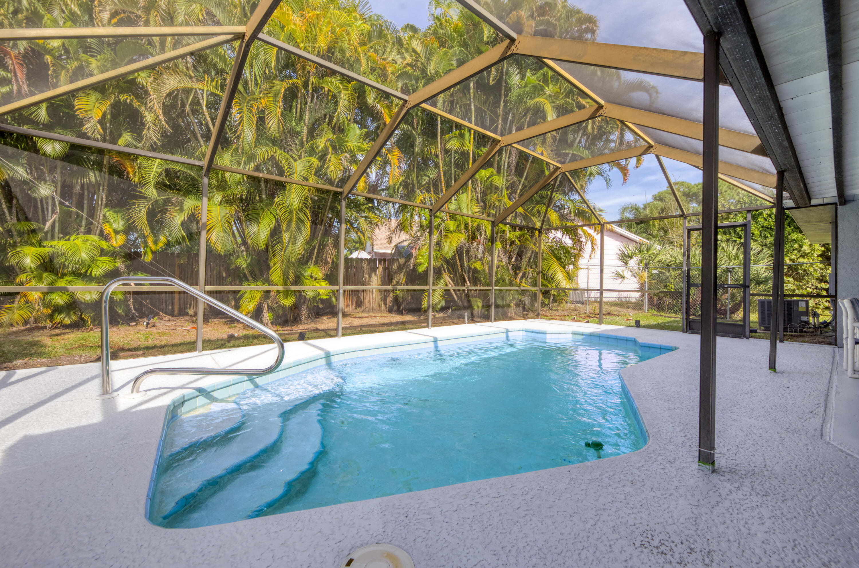 183 SW Airview Avenue