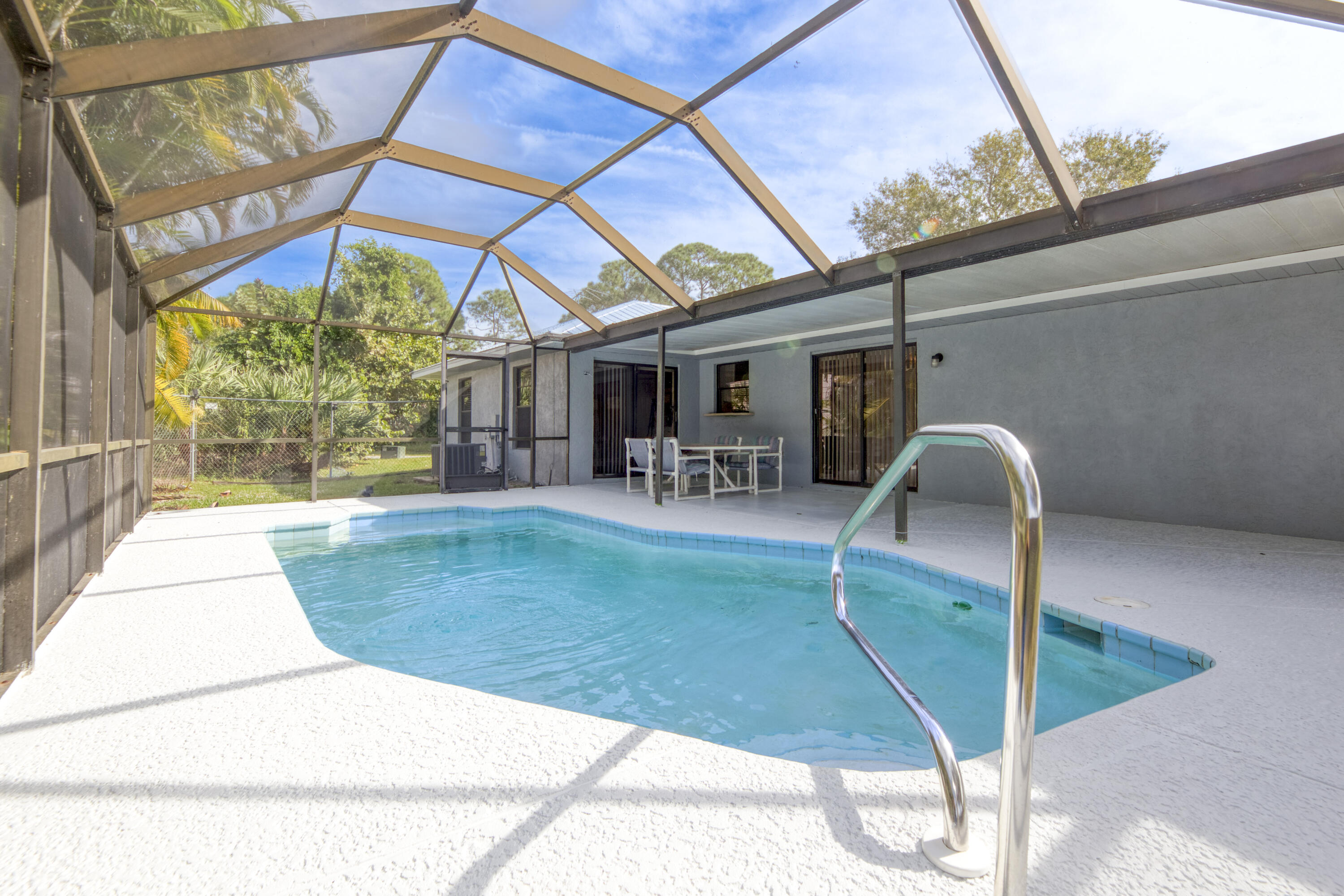 183 SW Airview Avenue