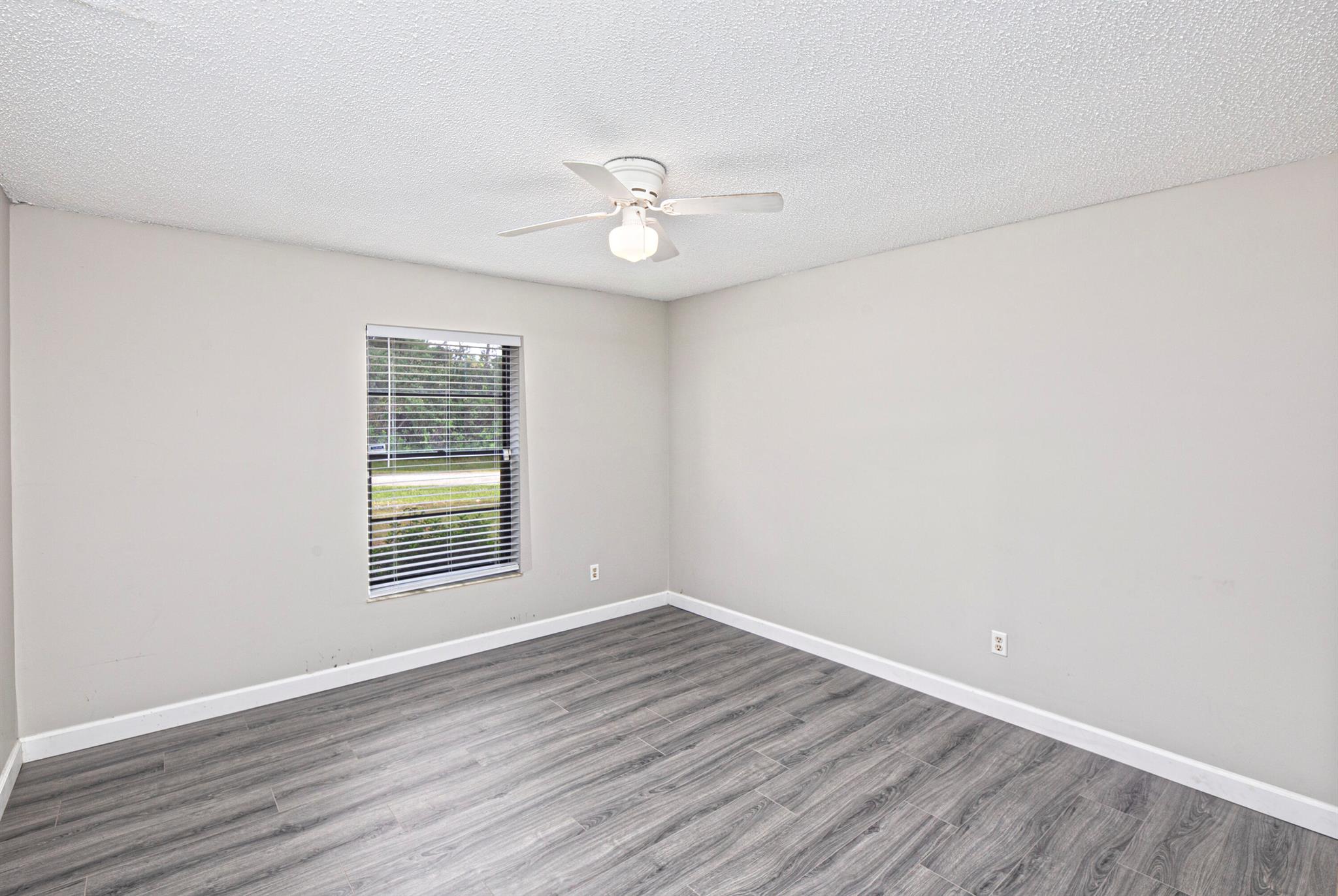 183 SW Airview Avenue