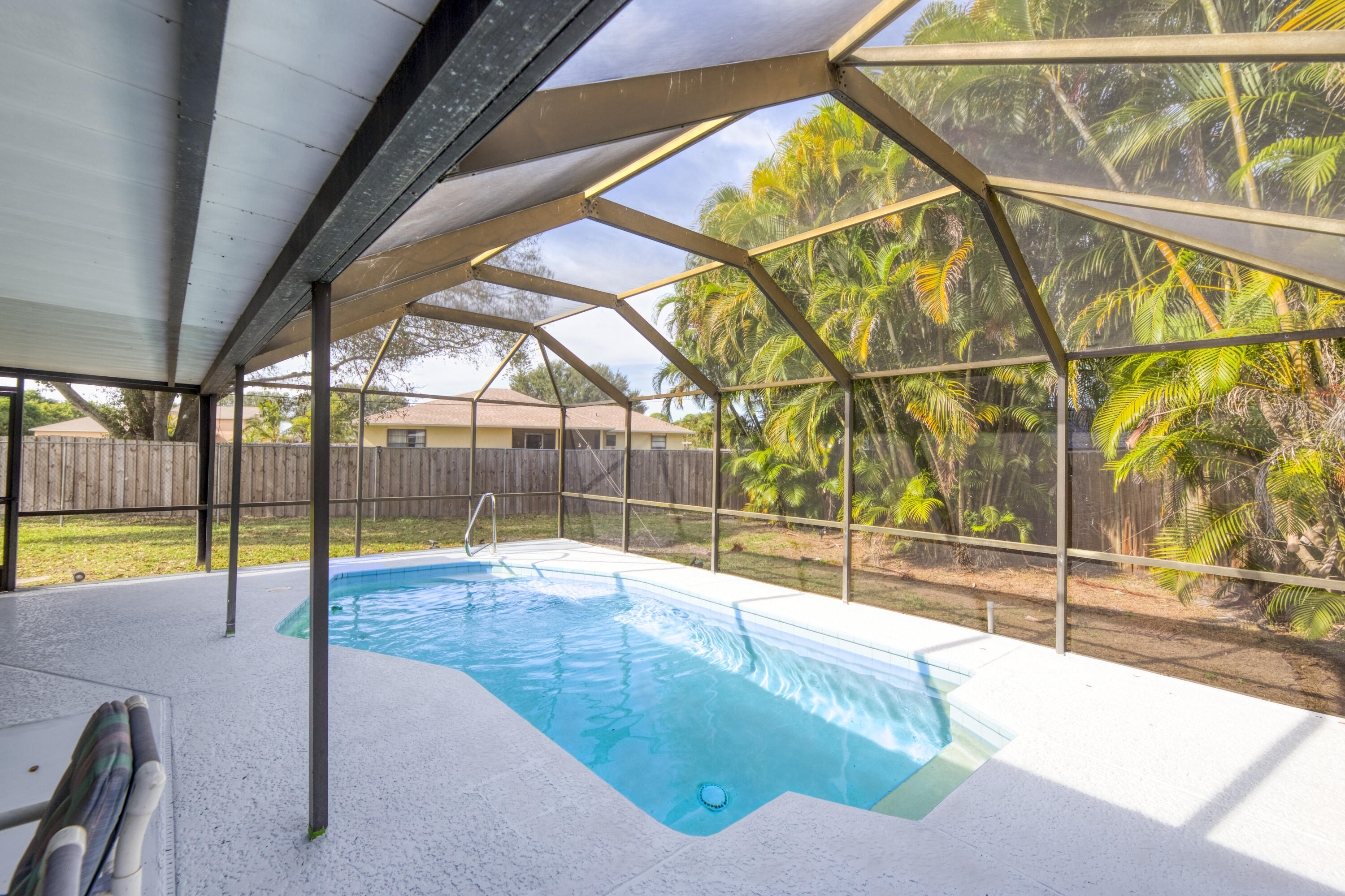 183 SW Airview Avenue