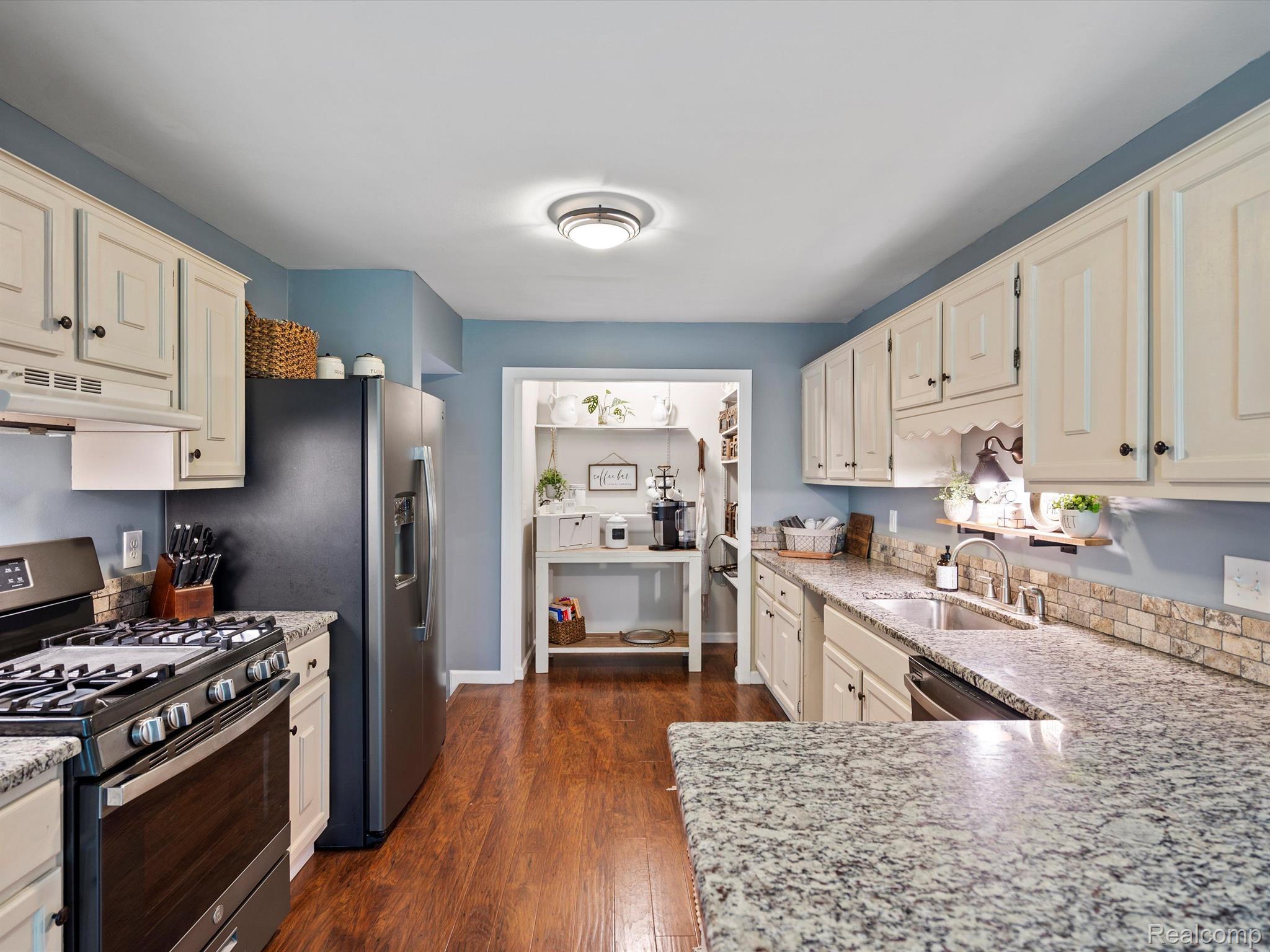 1233 CANDLESTICK Lane
