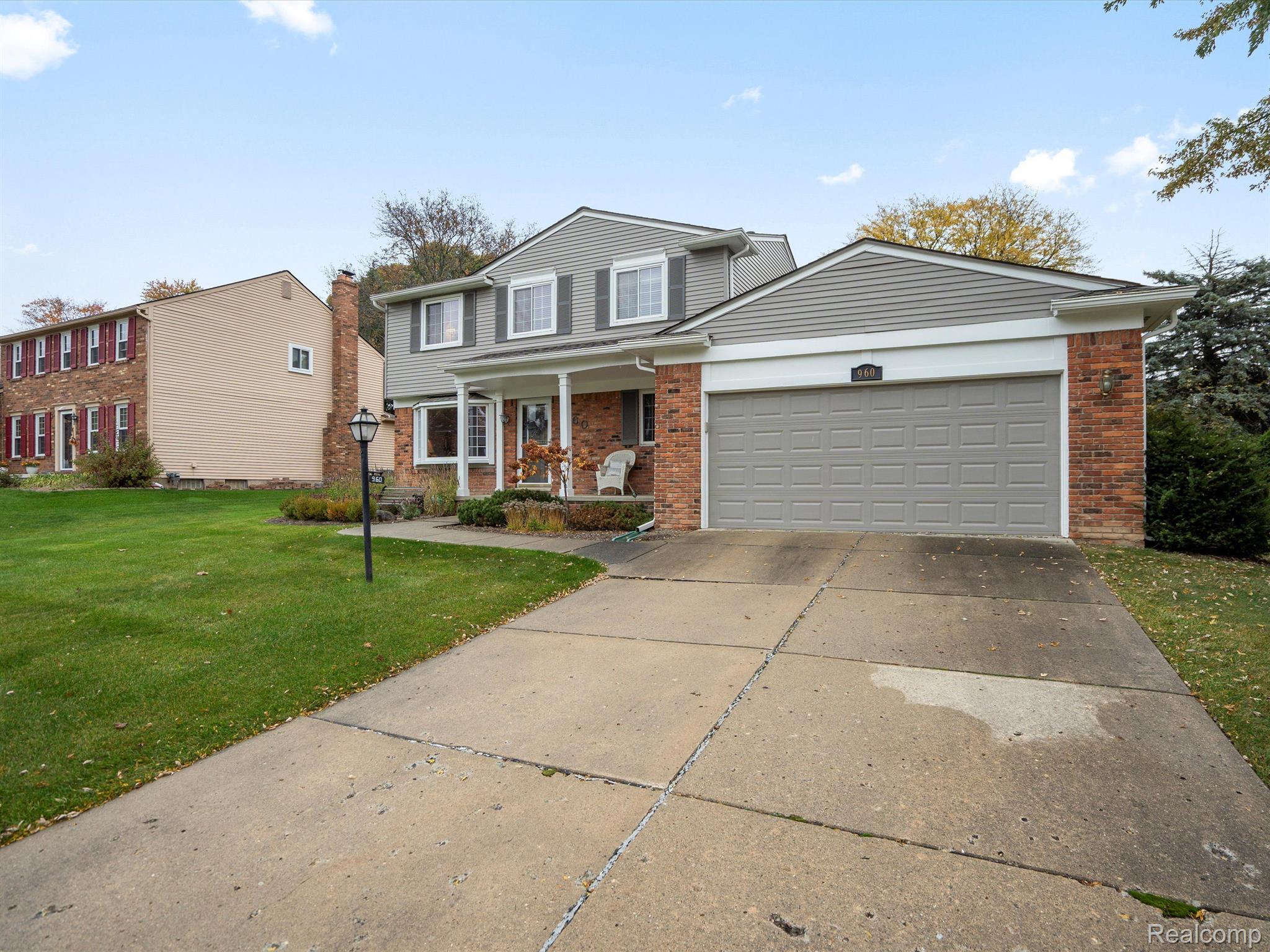 960 DAHLIA Lane