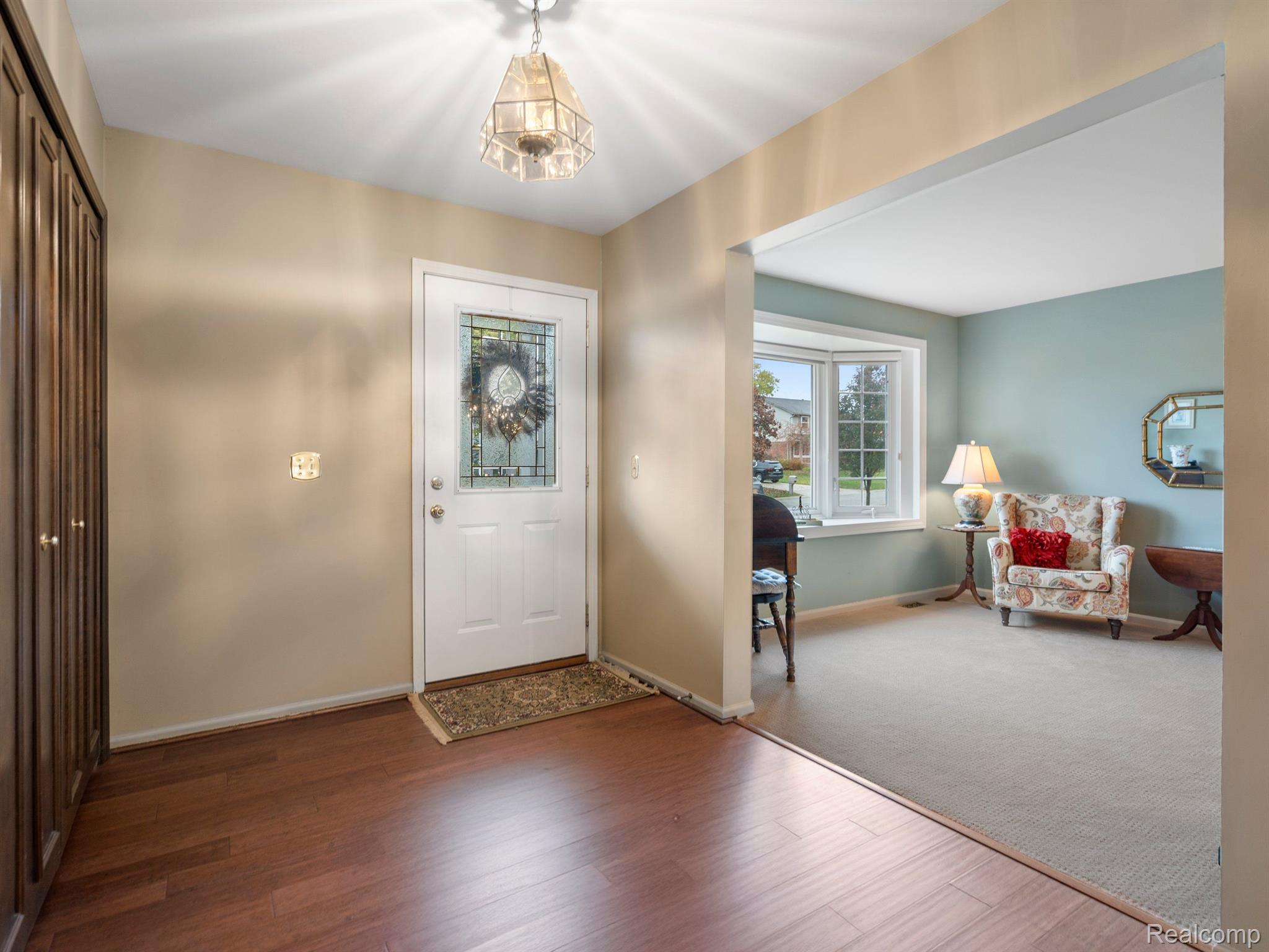 960 DAHLIA Lane