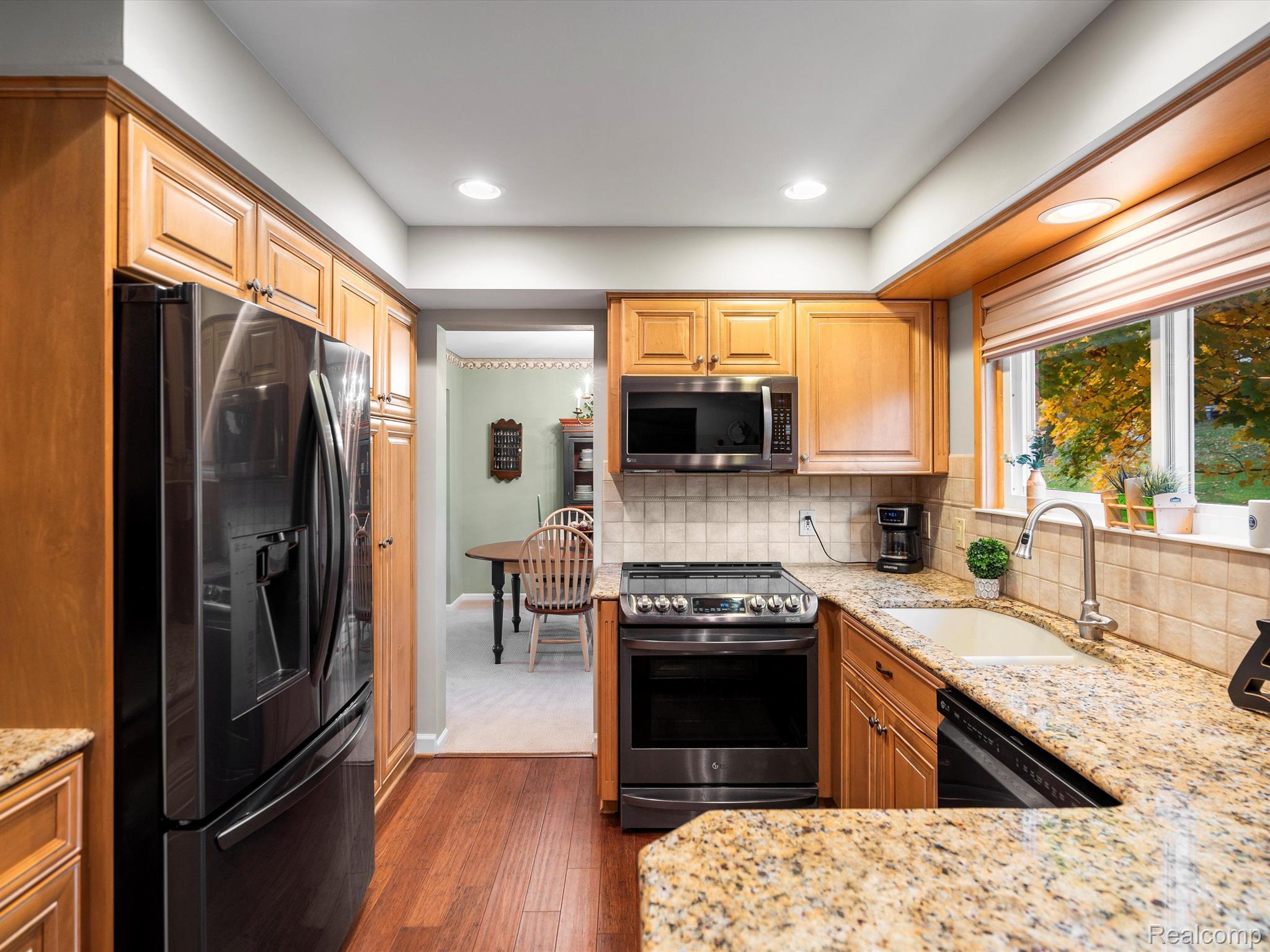 960 DAHLIA Lane