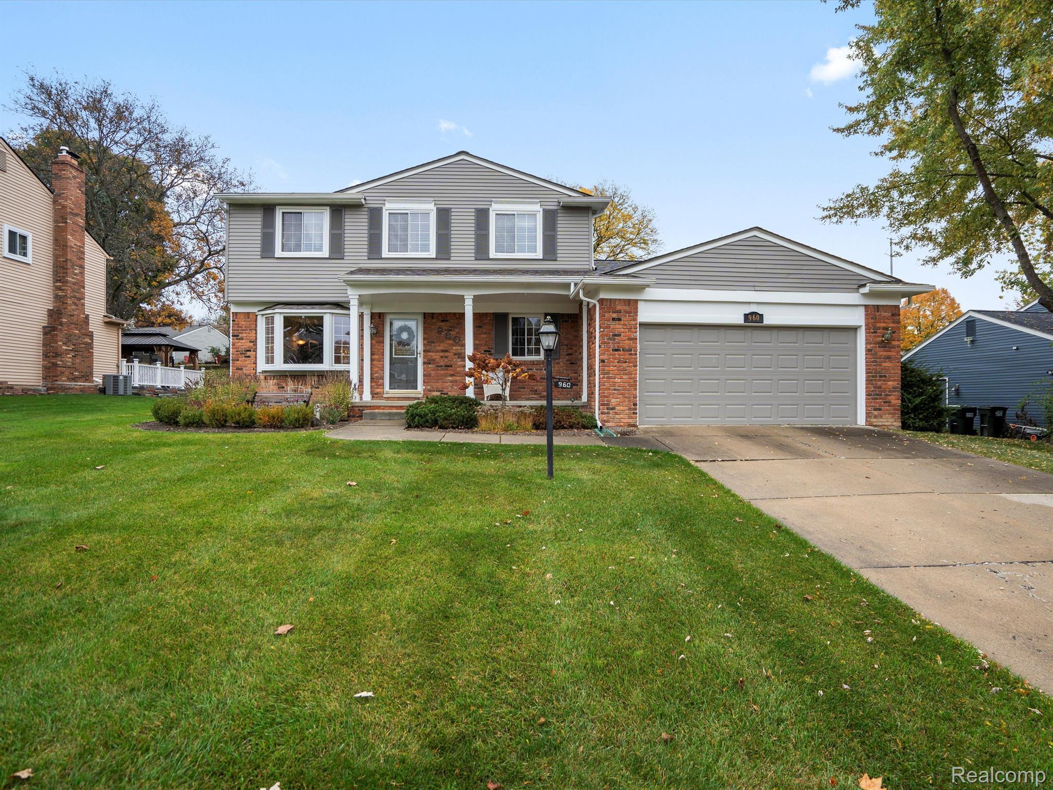 960 DAHLIA Lane