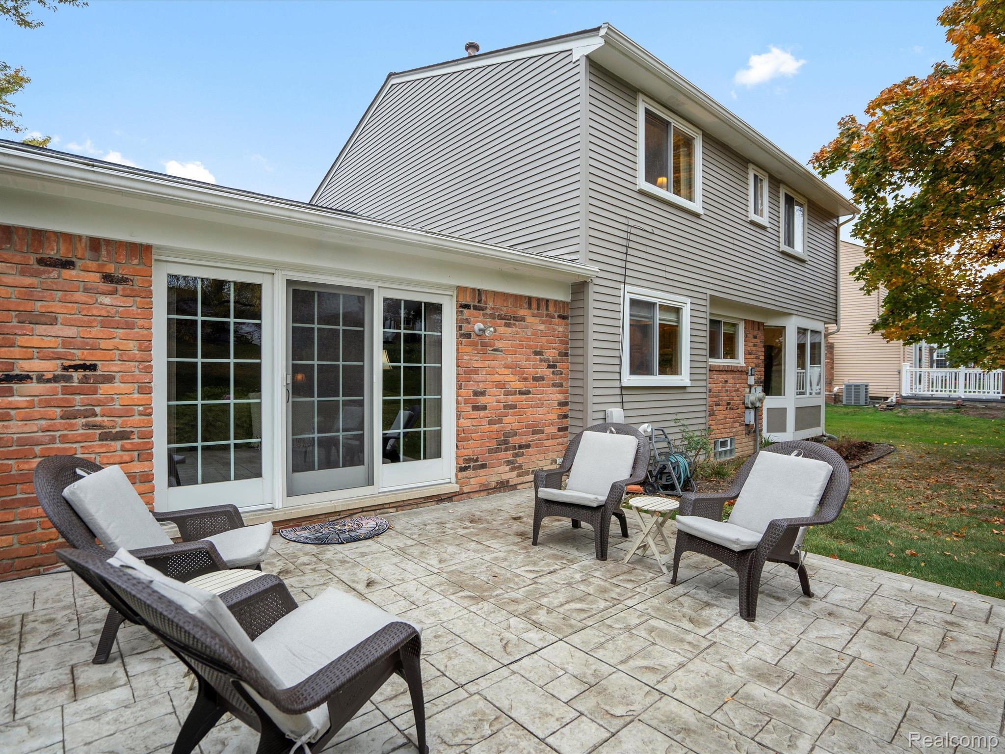 960 DAHLIA Lane