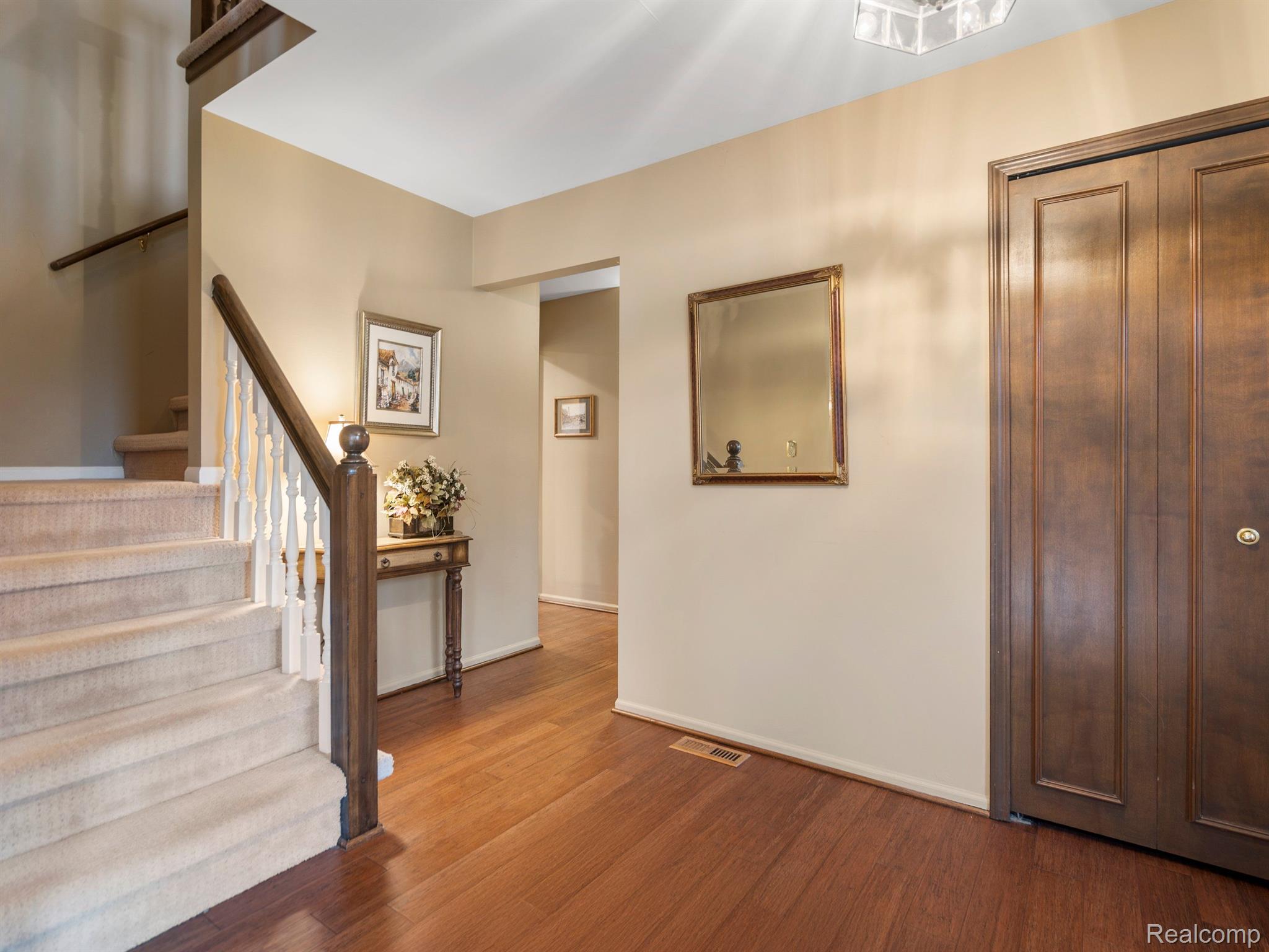 960 DAHLIA Lane