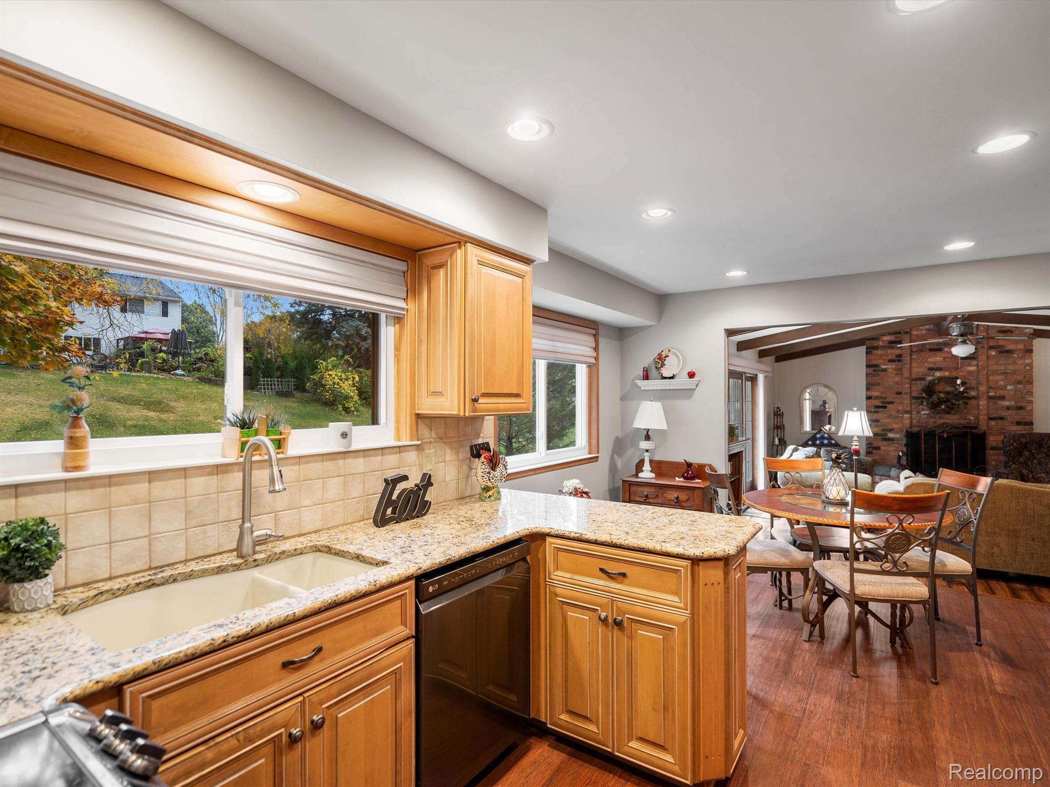 960 DAHLIA Lane