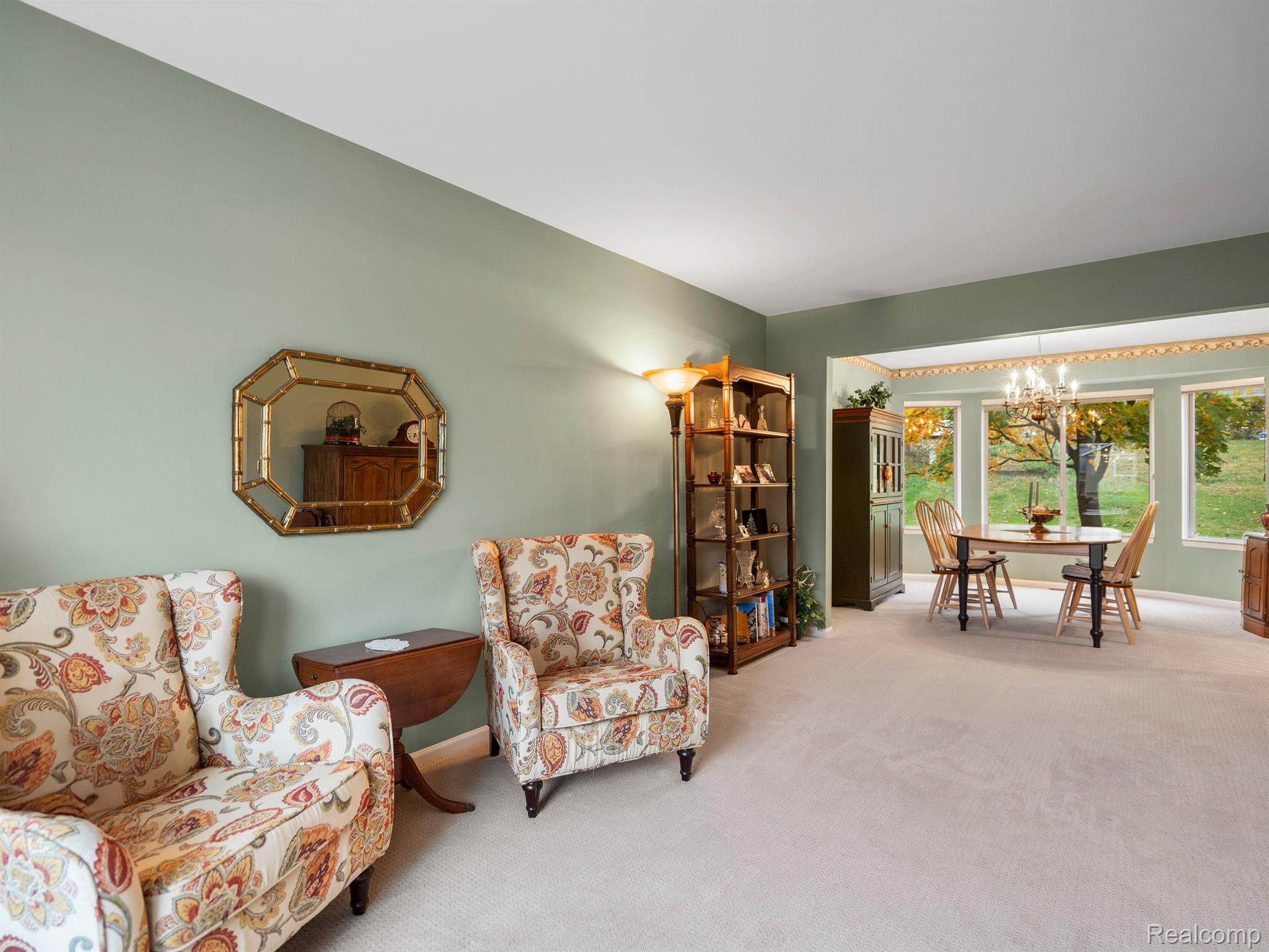 960 DAHLIA Lane