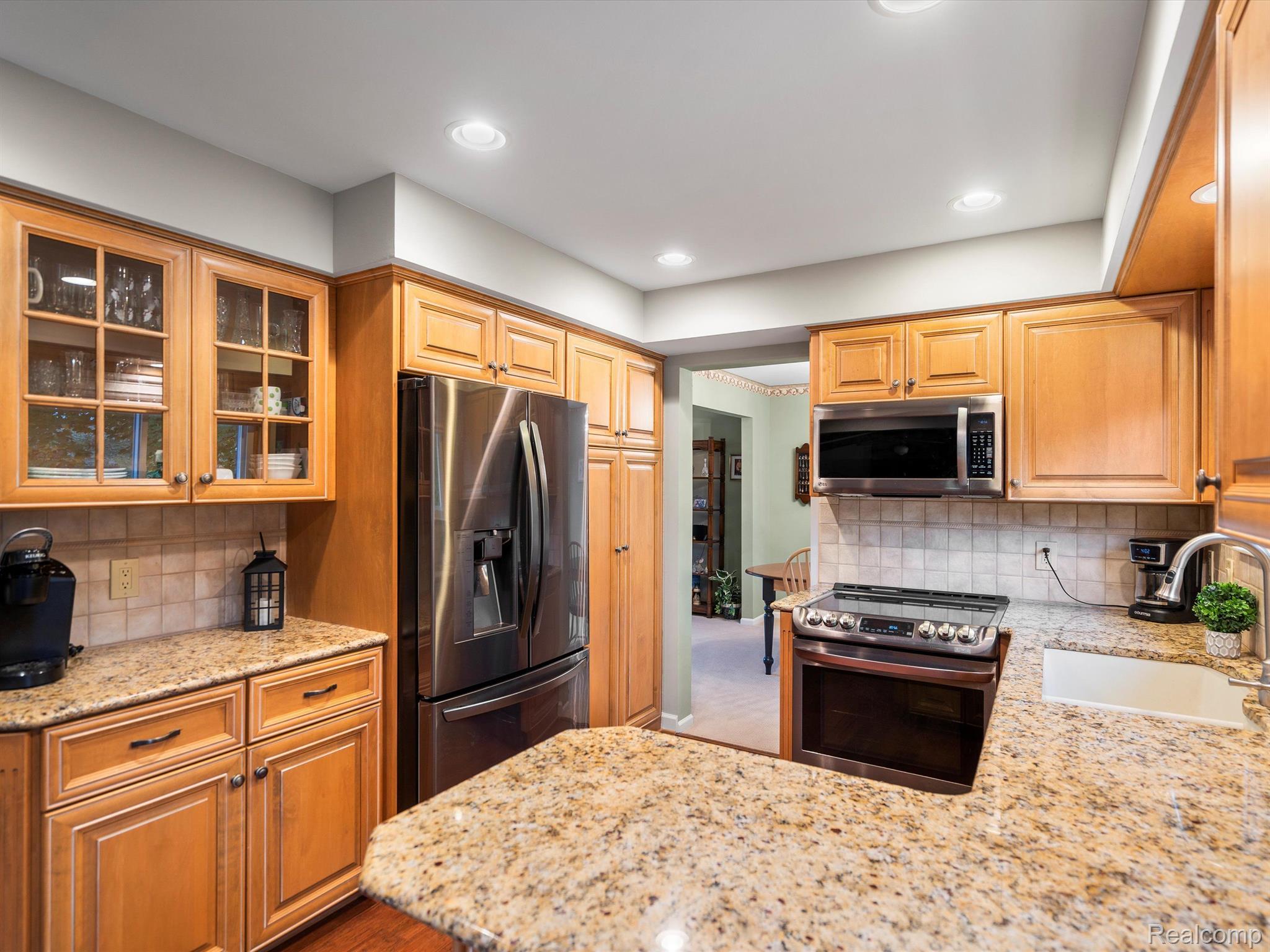 960 DAHLIA Lane
