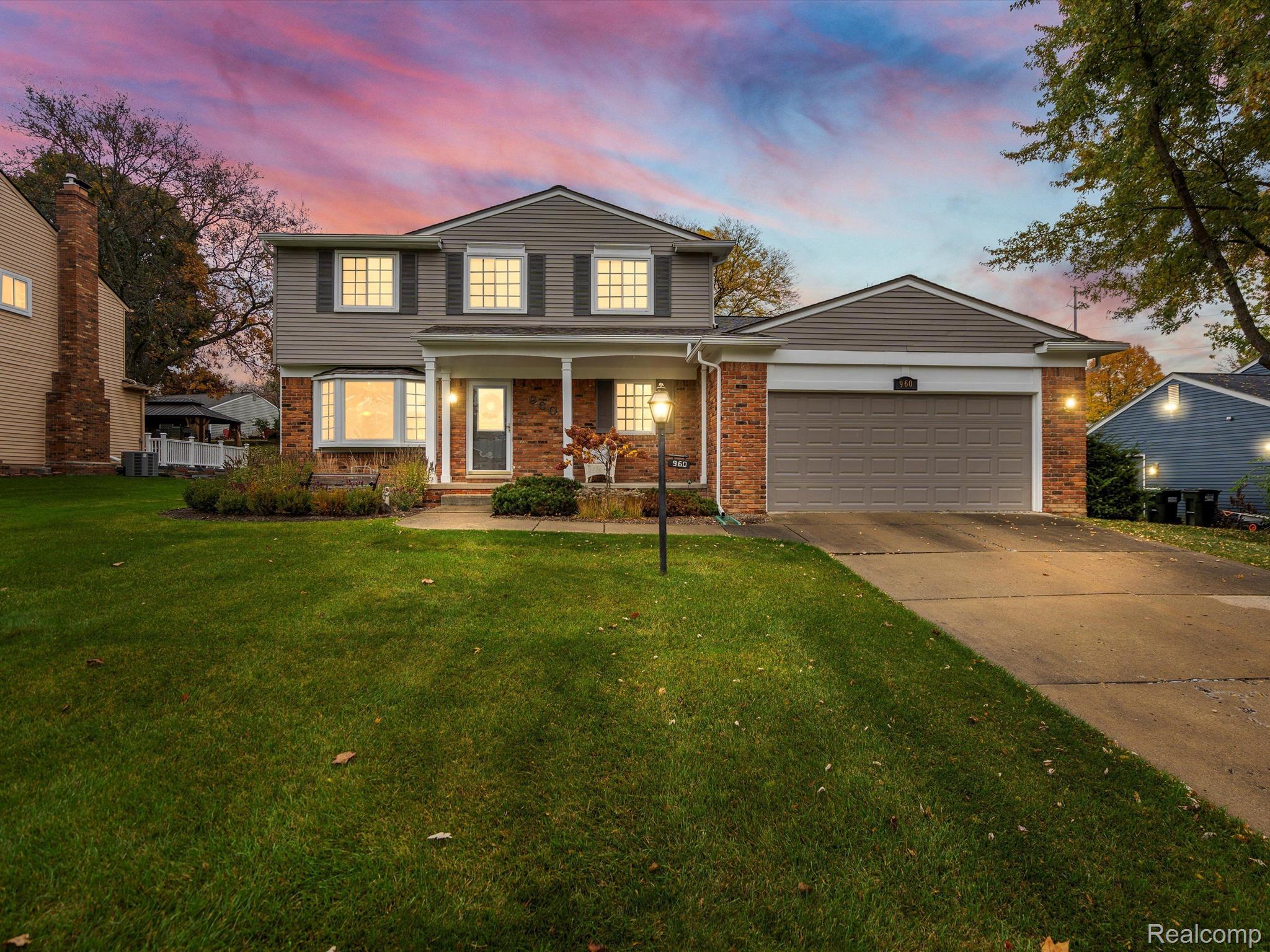 960 DAHLIA Lane