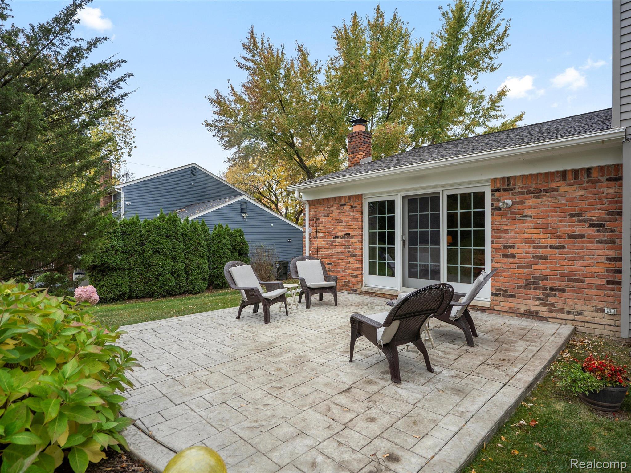 960 DAHLIA Lane