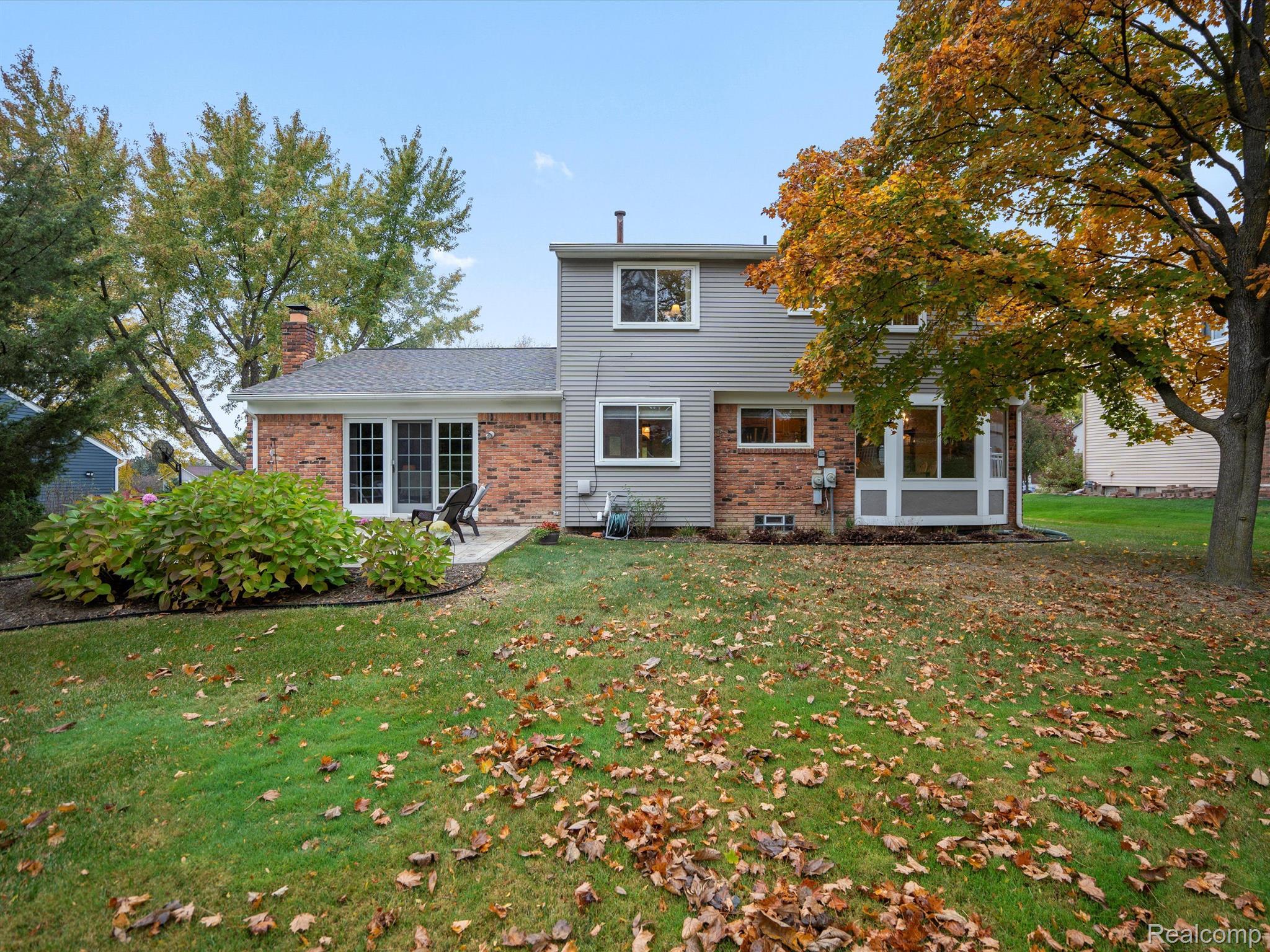960 DAHLIA Lane