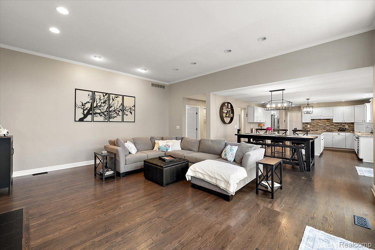 4250 SAINT ANDREWS Street