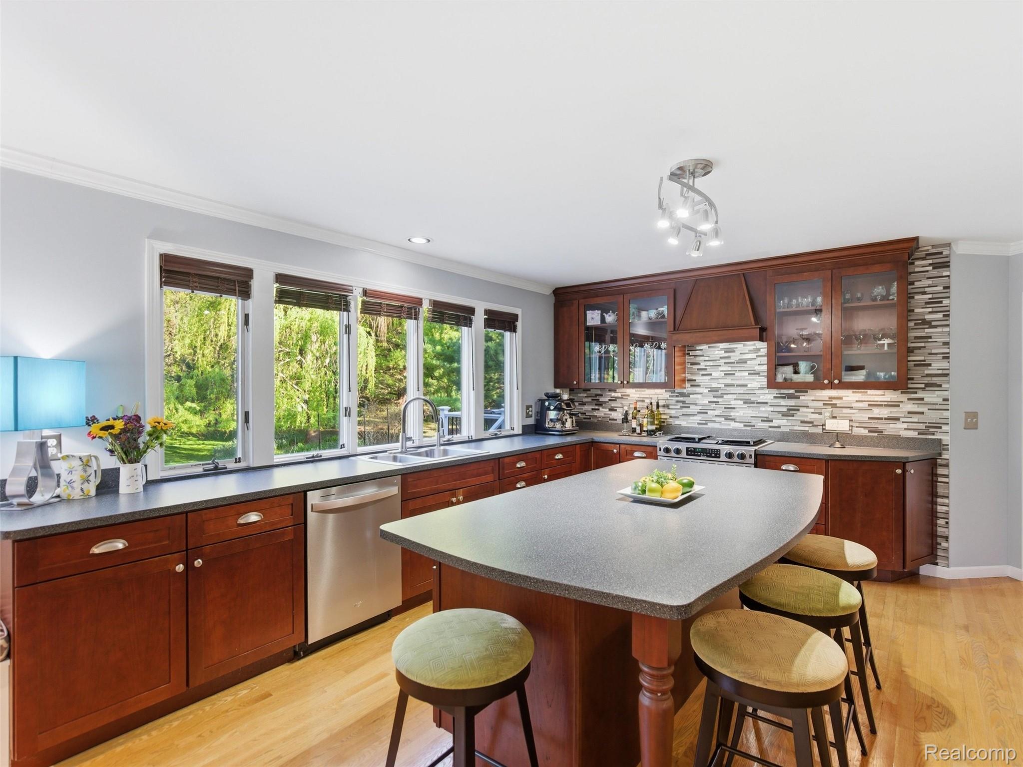 1185 Avon Circle W