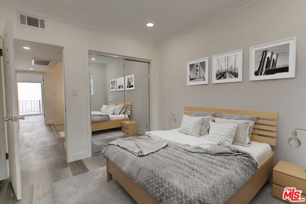 5229 Balboa Boulevard 24