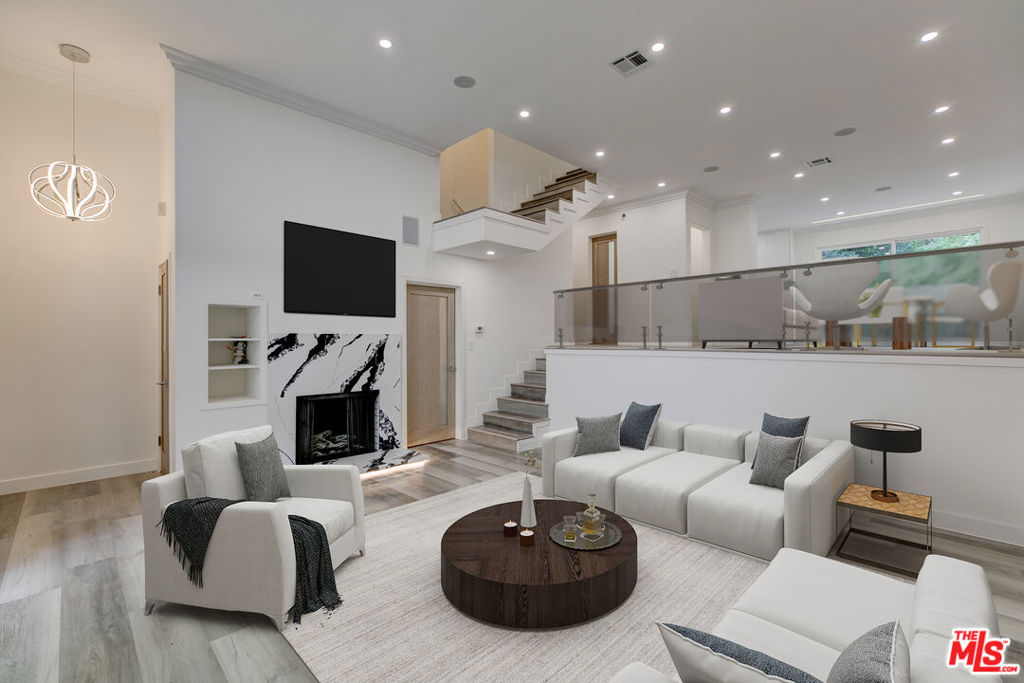 5229 Balboa Boulevard 24